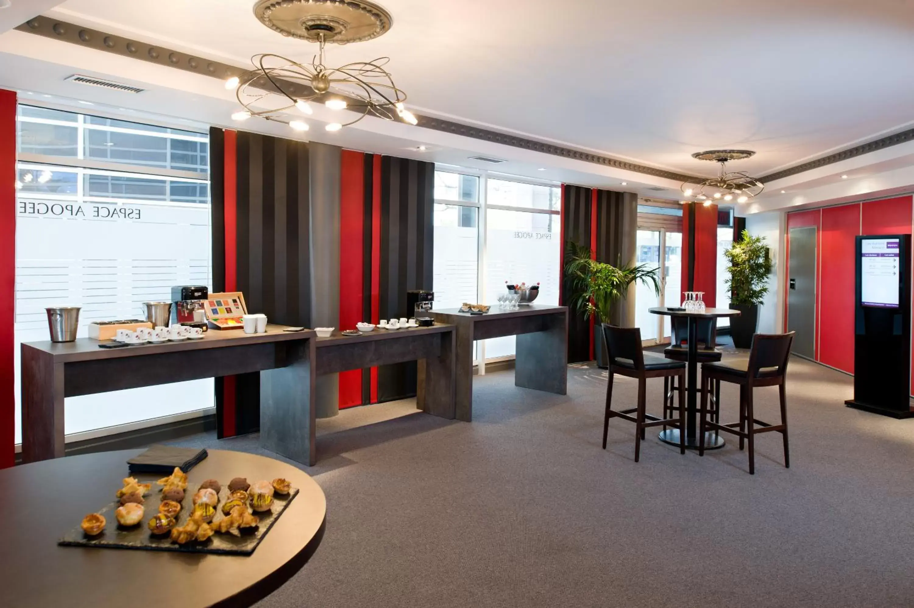 Business facilities, Restaurant/Places to Eat in Hôtel Mercure Lyon Centre Charpennes