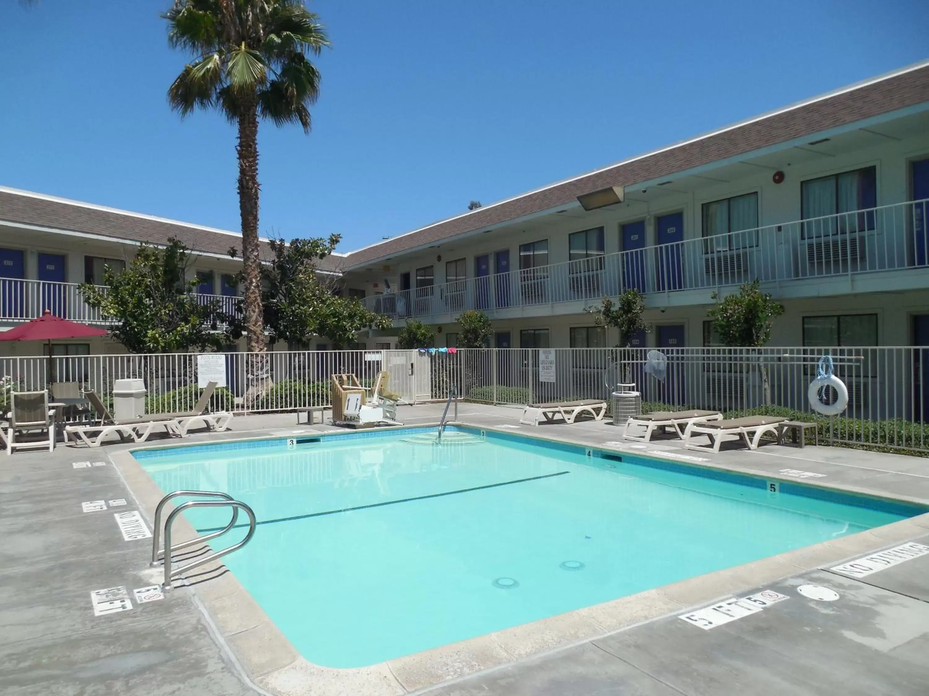 Swimming pool, Property Building in Motel 6-Temecula, CA - Historic Old Town