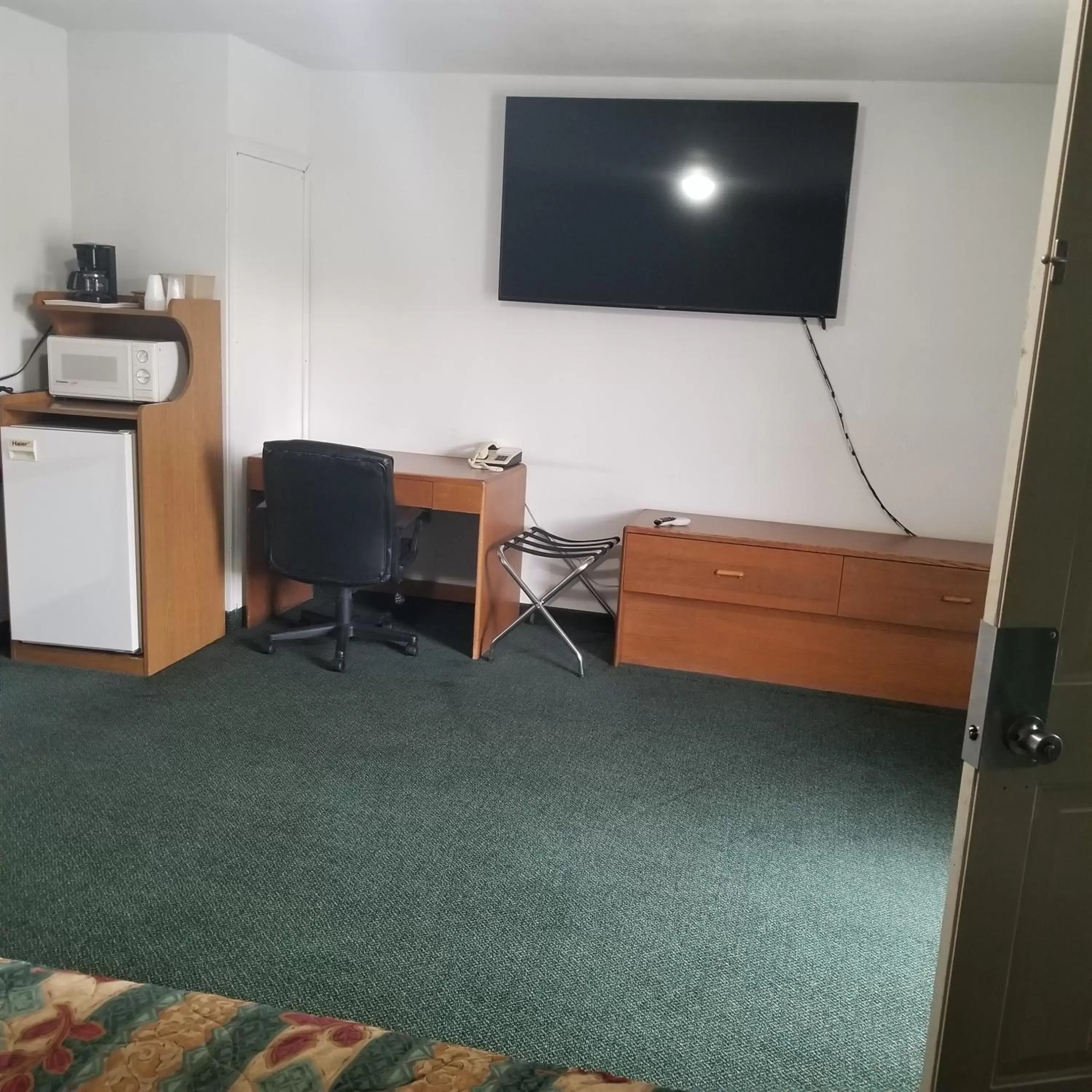 TV and multimedia, TV/Entertainment Center in Budget 8 Motel