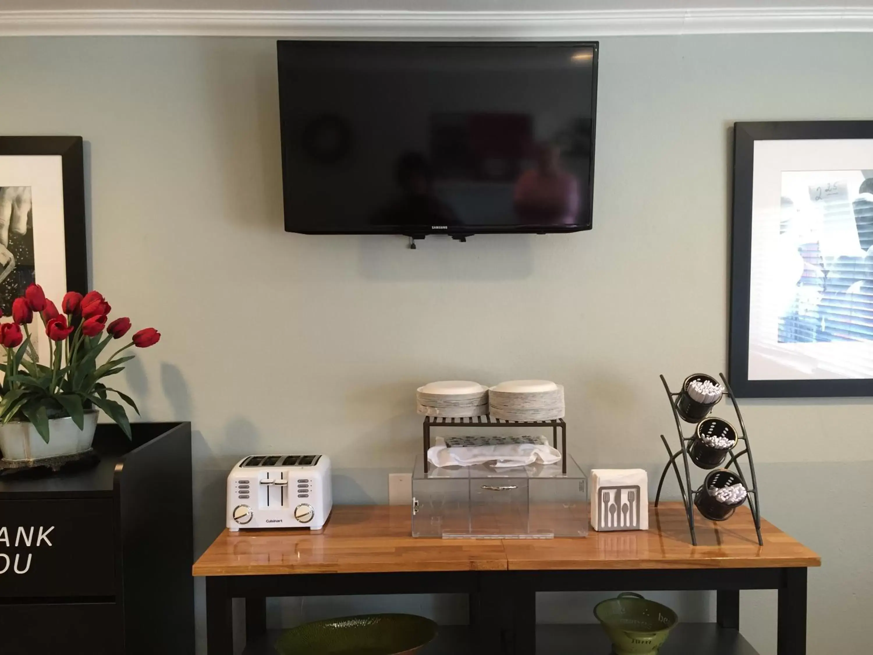 Communal lounge/ TV room, Coffee/Tea Facilities in Regency Inn at San Francisco Airport