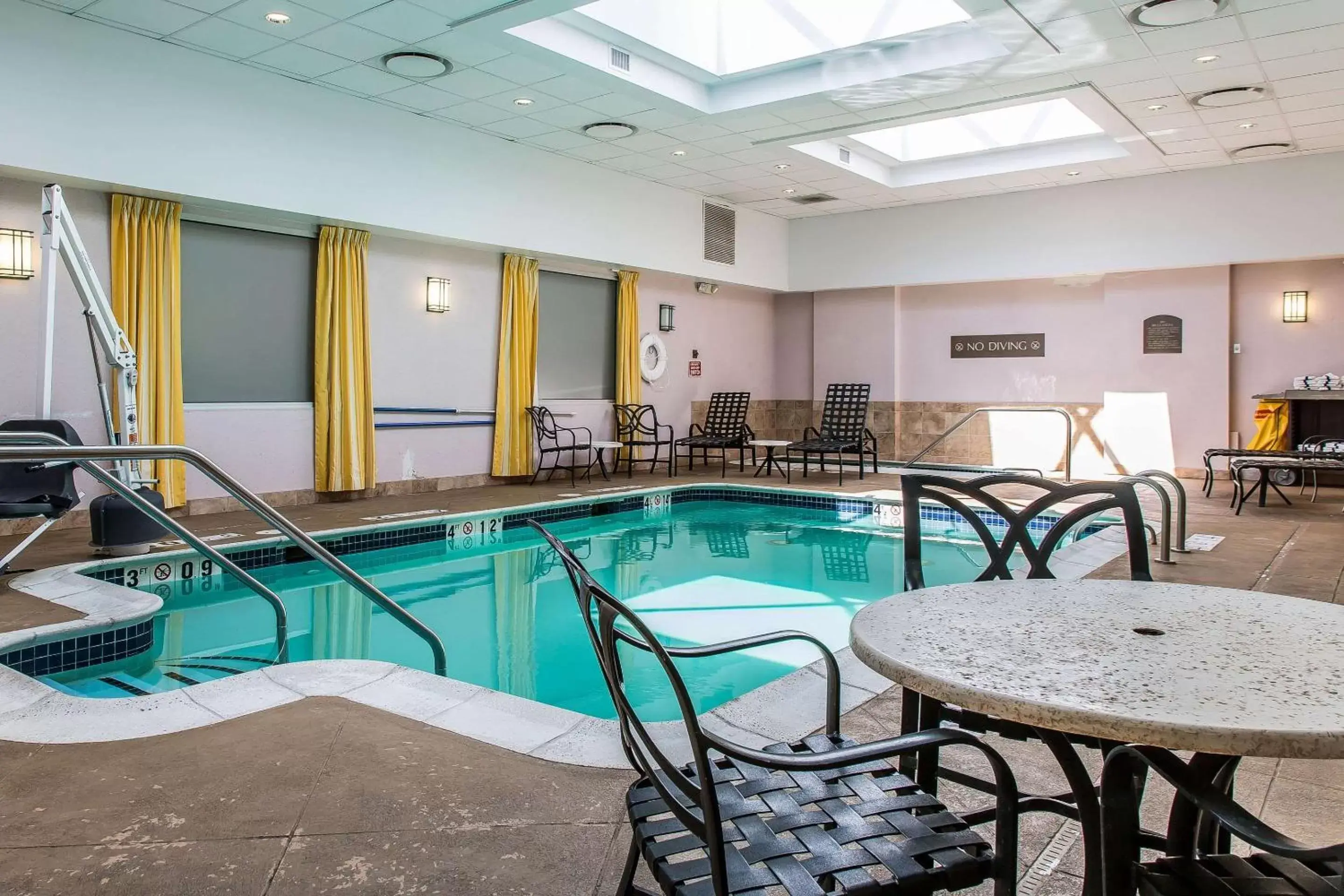 On site, Swimming Pool in Clarion Hotel & Suites Hamden - New Haven