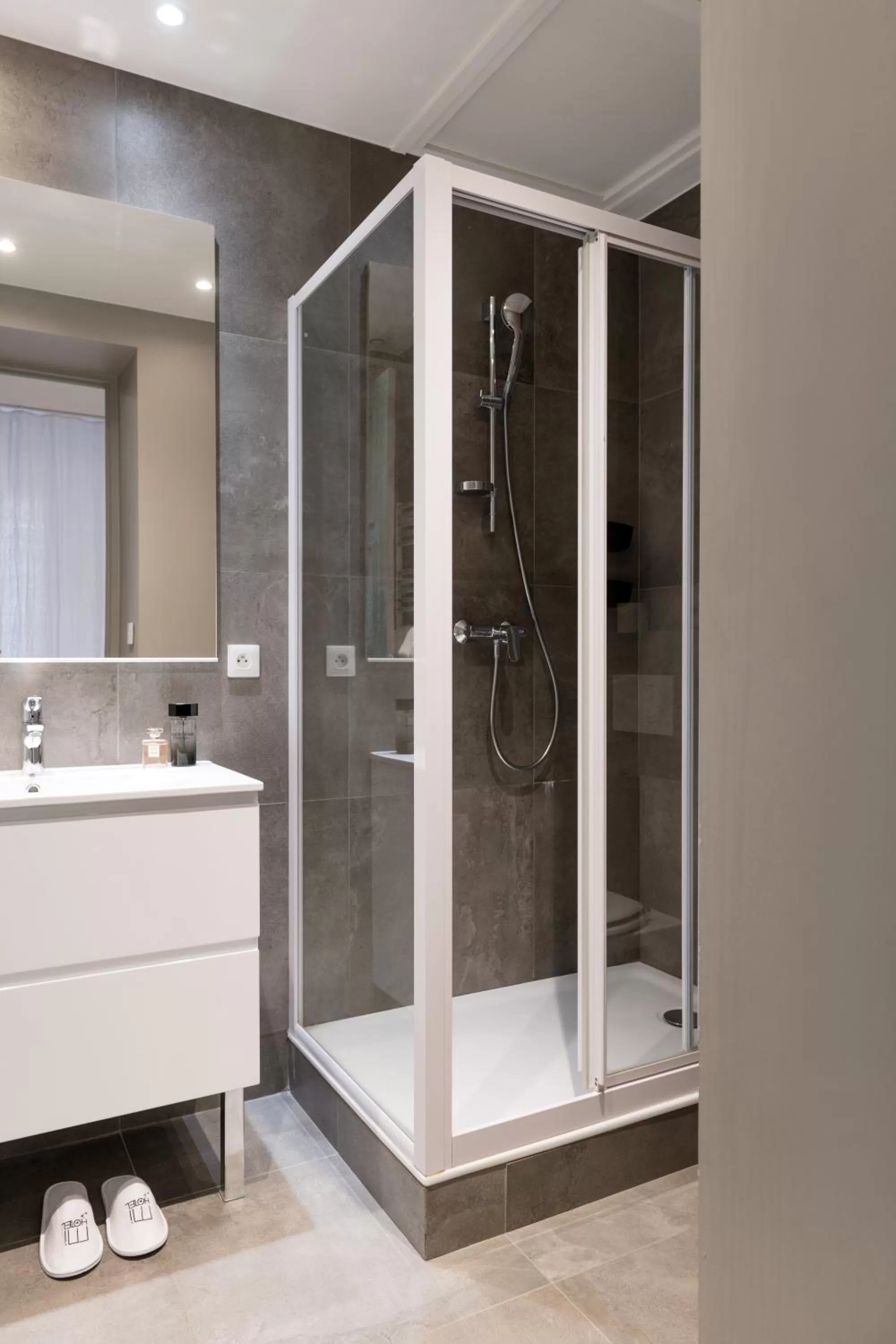 Shower, Bathroom in MiHotel Gailleton