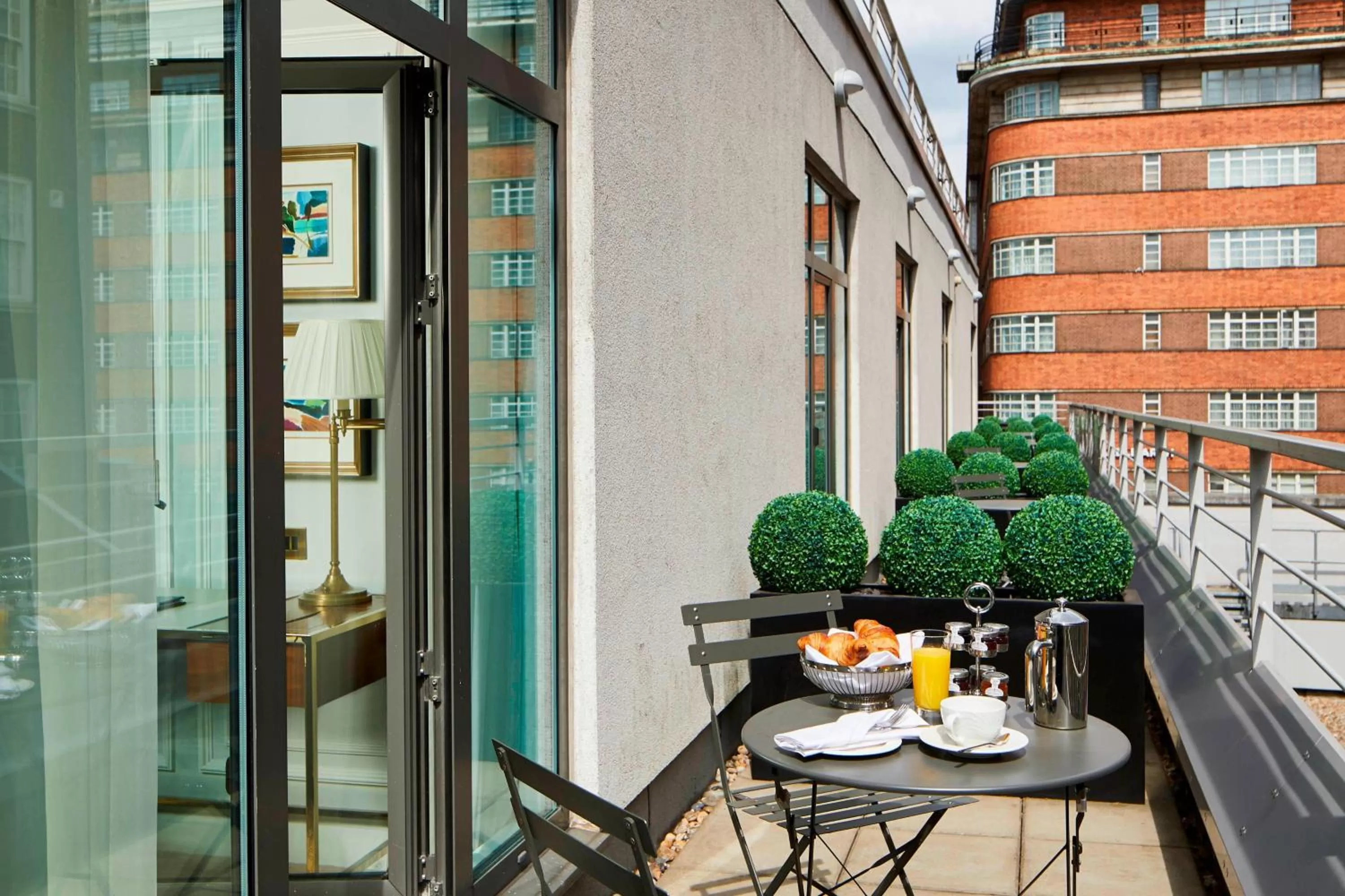 Photo of the whole room in London Marriott Hotel Park Lane