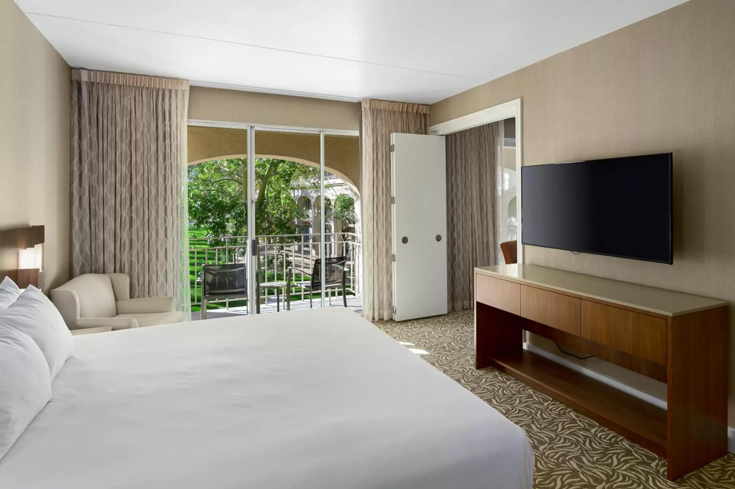 Patio, Bed in Hyatt Regency Indian Wells Resort & Spa