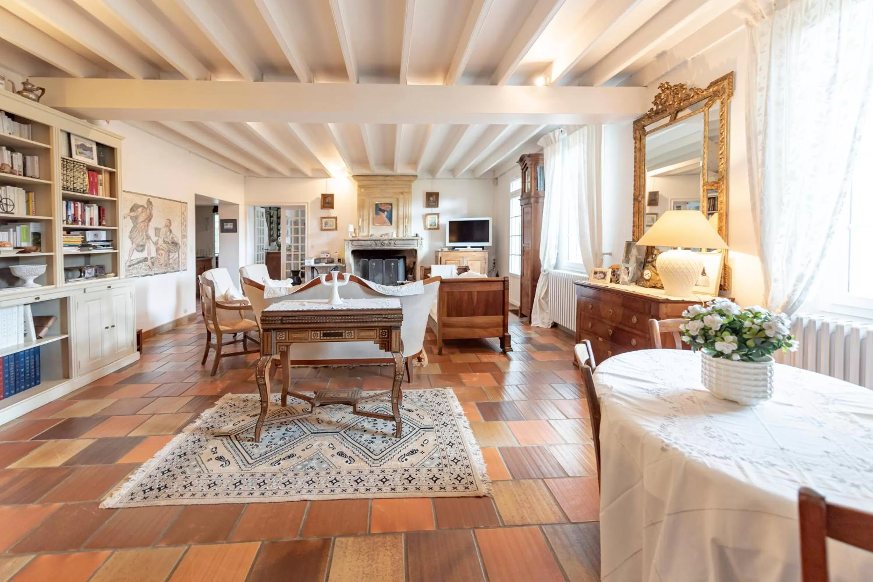 Library, Restaurant/Places to Eat in Chambres d'hôtes de charme au REFUGE DU PEINTRE prés de St Emilion