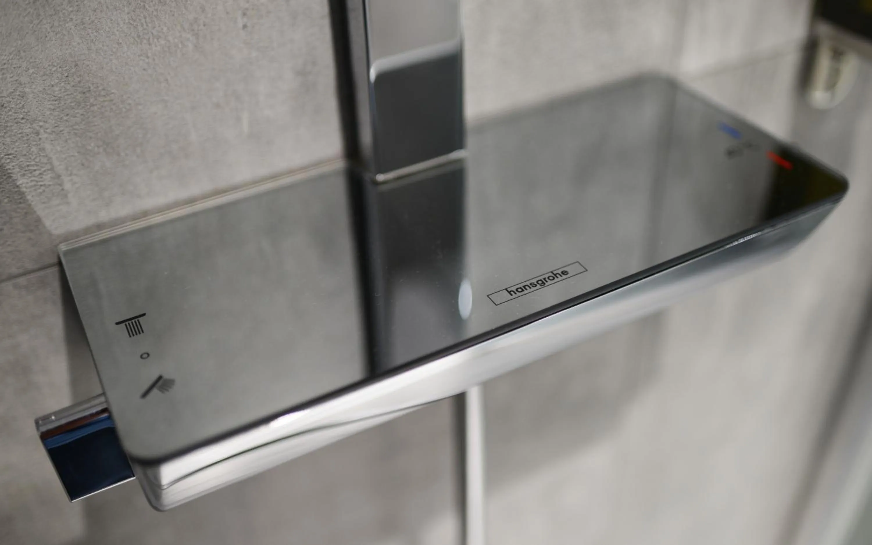 Shower in The Tudor Inn Hotel