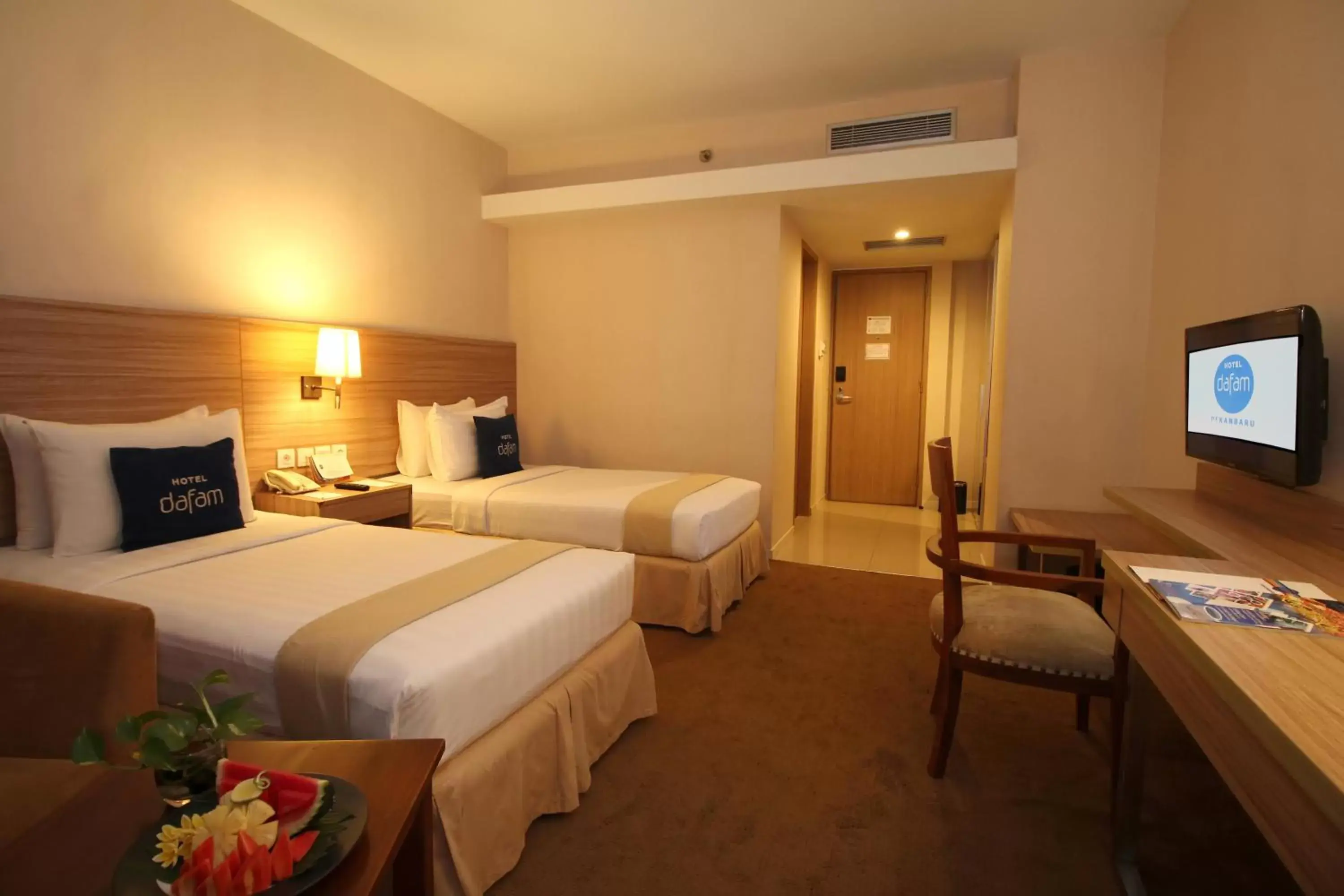 Bedroom, Bed in Hotel Dafam Pekanbaru