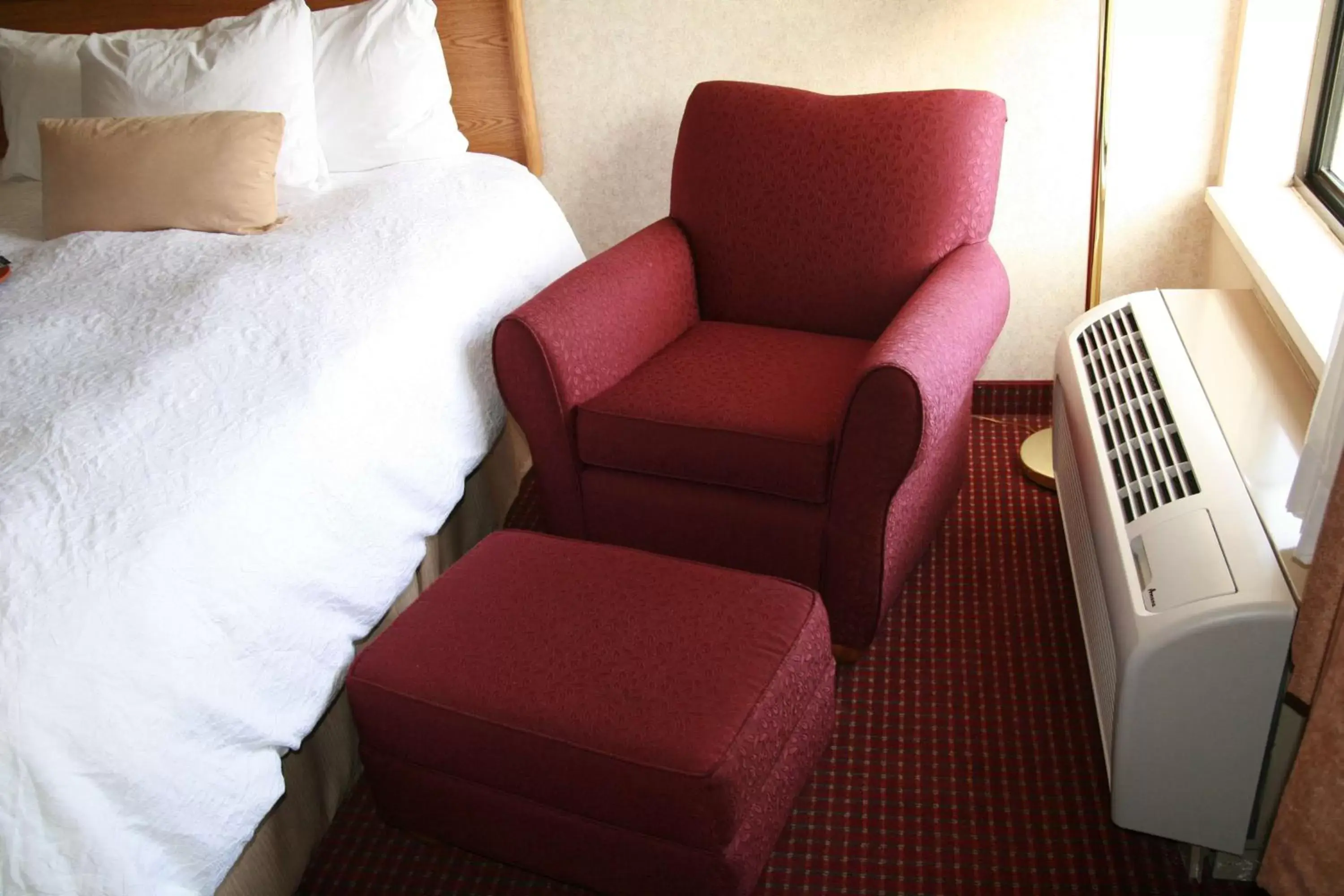 Bed, Seating Area in Hampton Inn Provo