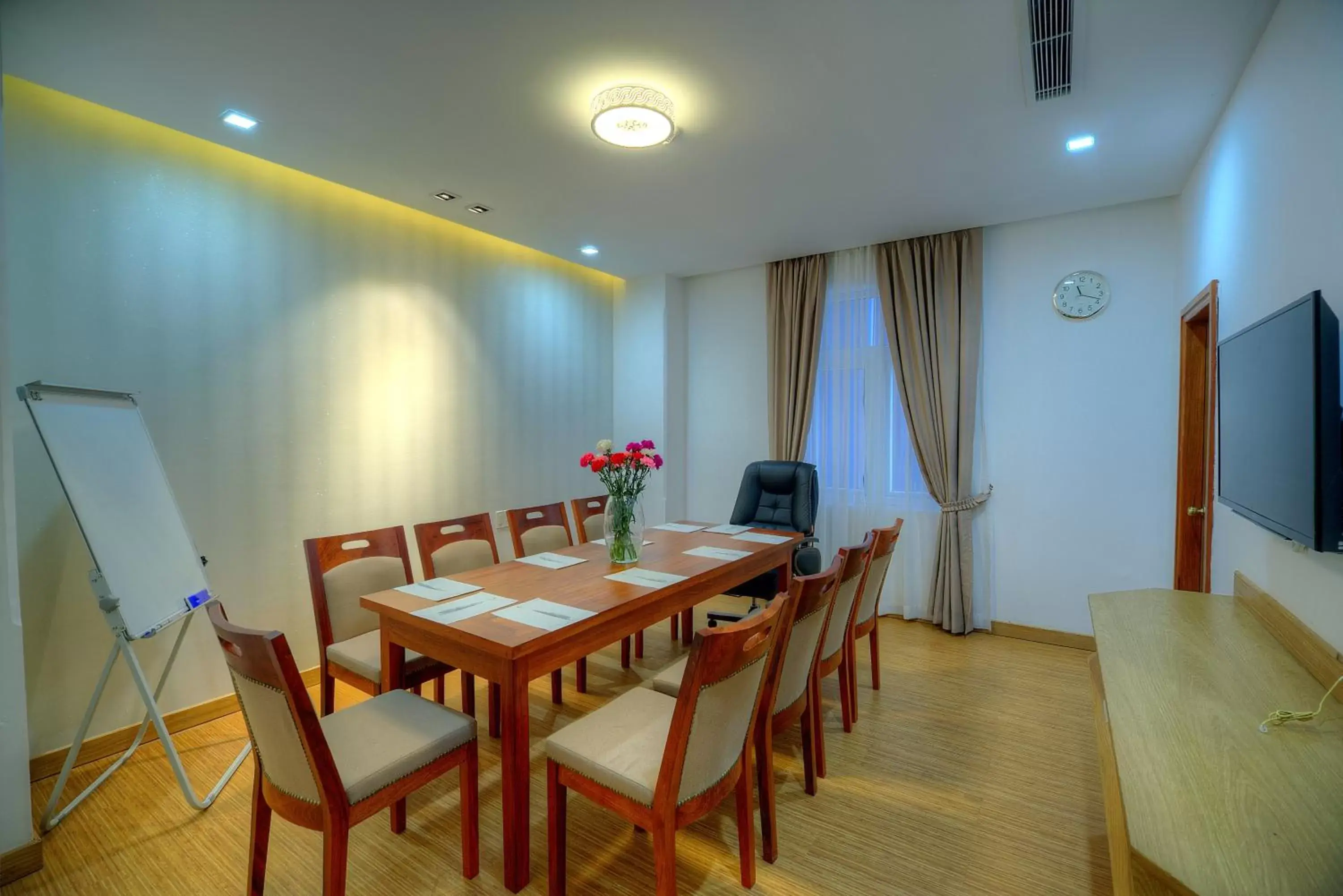 Meeting/conference room, Dining Area in Orussey One Hotel & Apartment