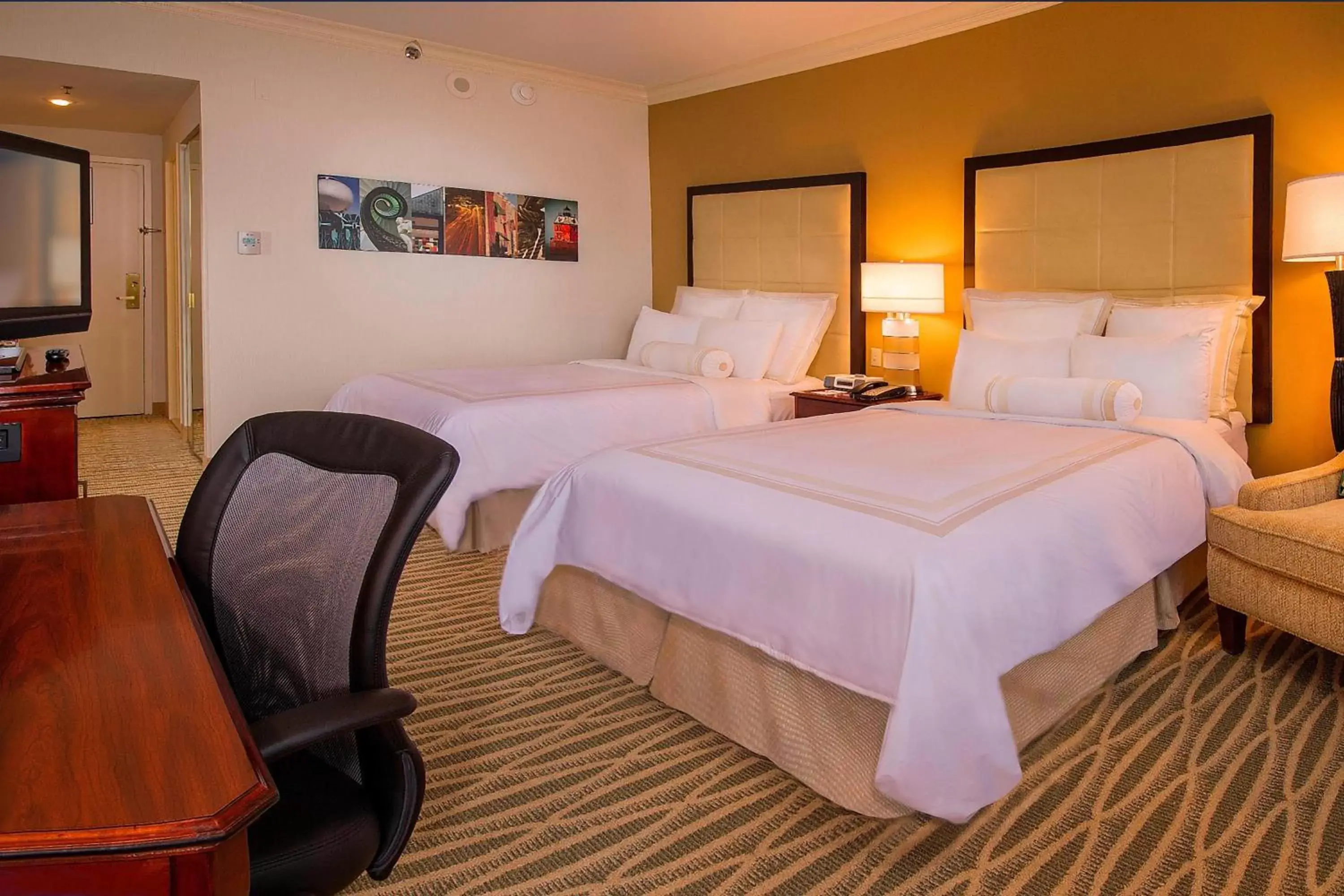 Photo of the whole room, Bed in BWI Airport Marriott