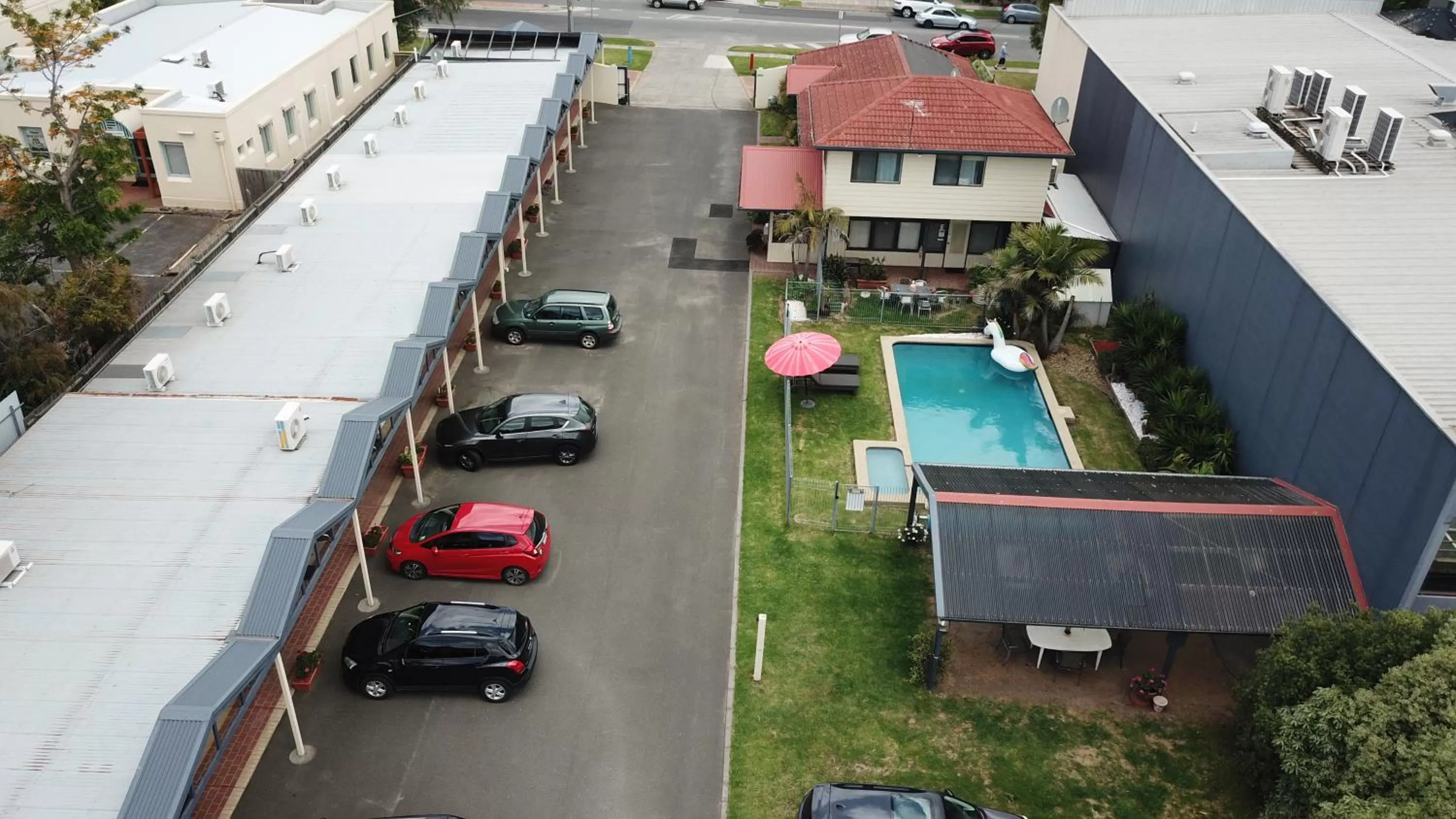 Inner courtyard view in Mornington Motel