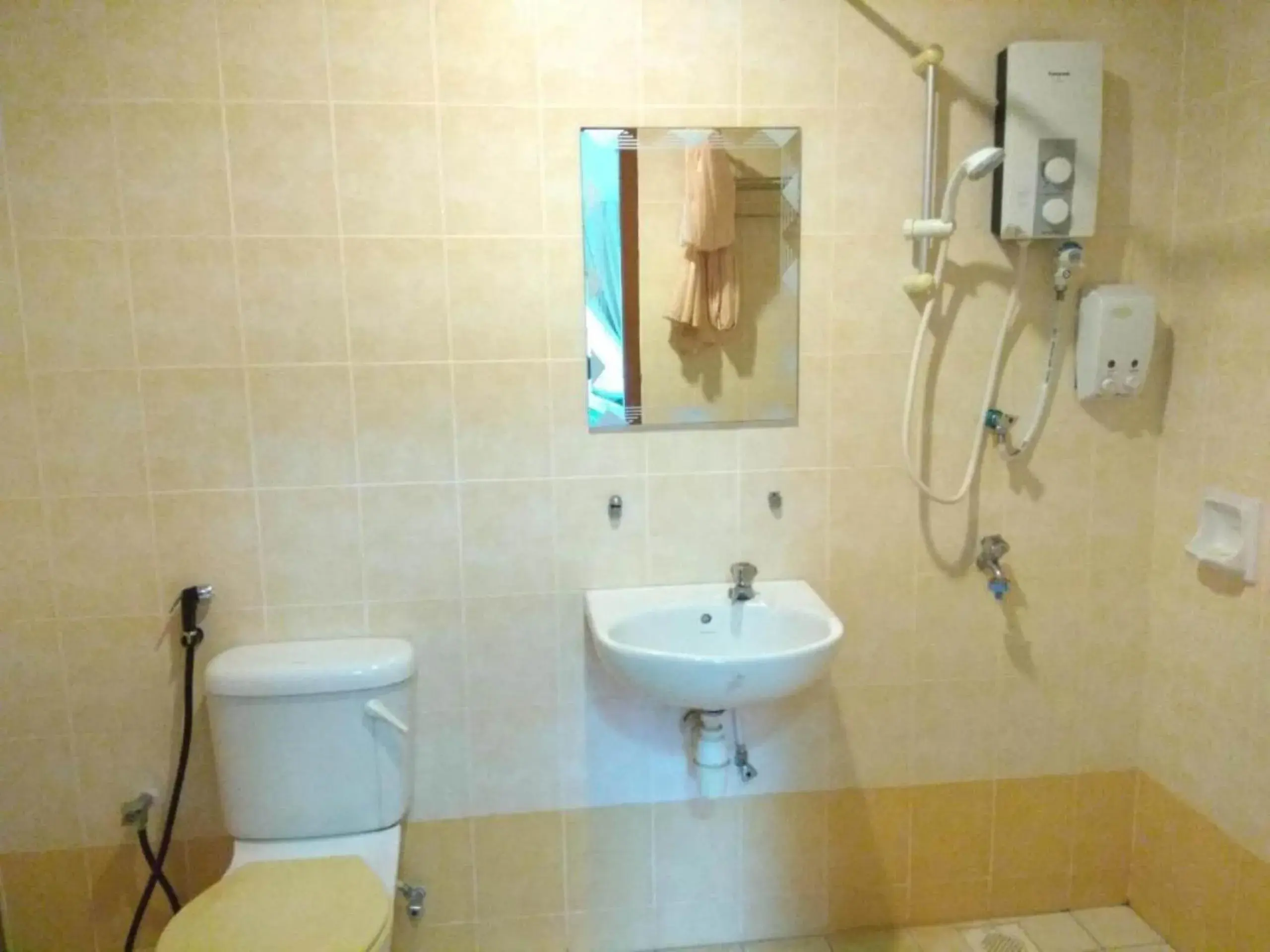 Bathroom in OYO HOME 90301 Suria Service Apartments @ Bukit Merak Laketown Resort