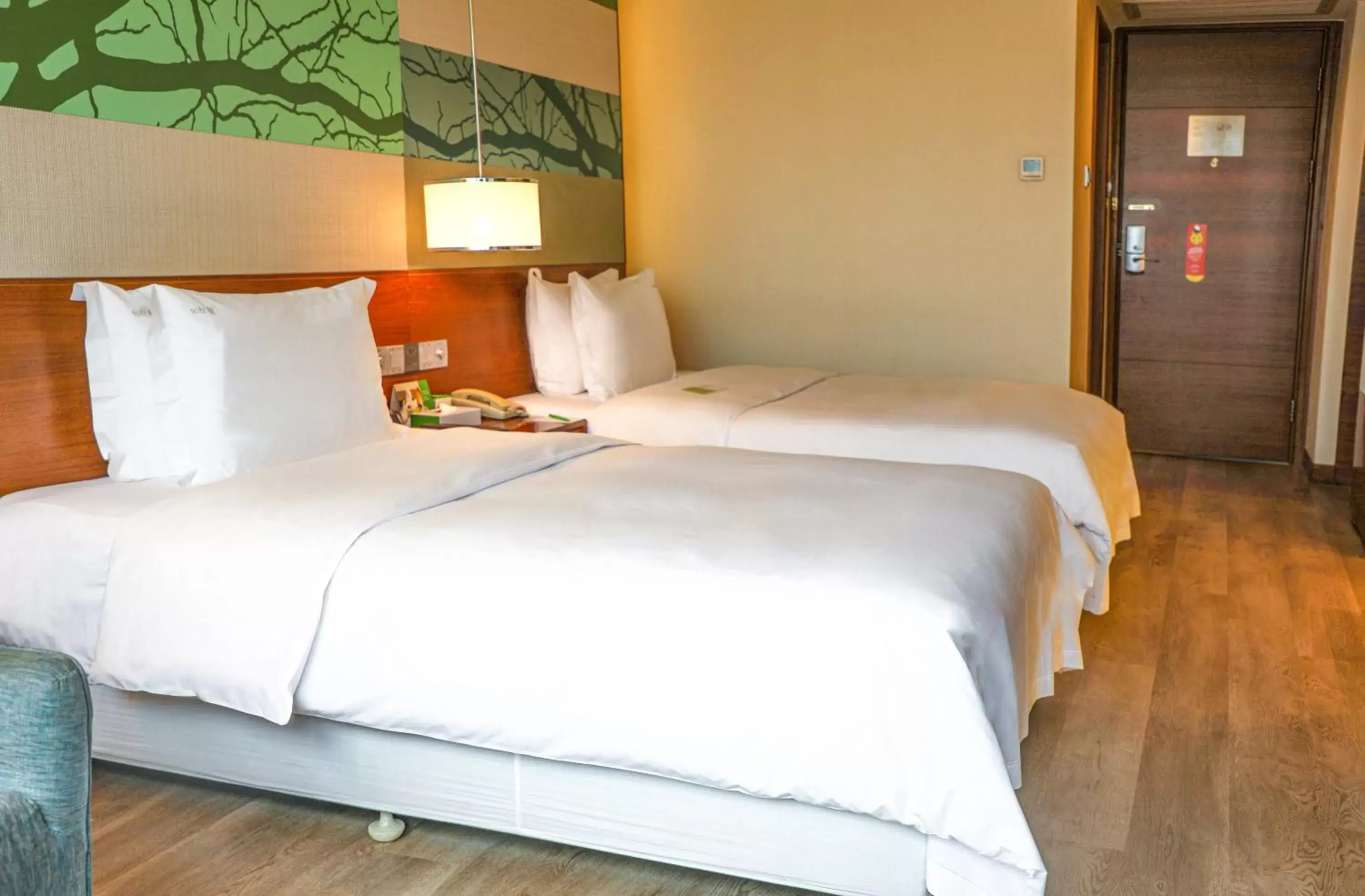 Photo of the whole room, Bed in Holiday Inn Shenzhen Donghua, an IHG Hotel