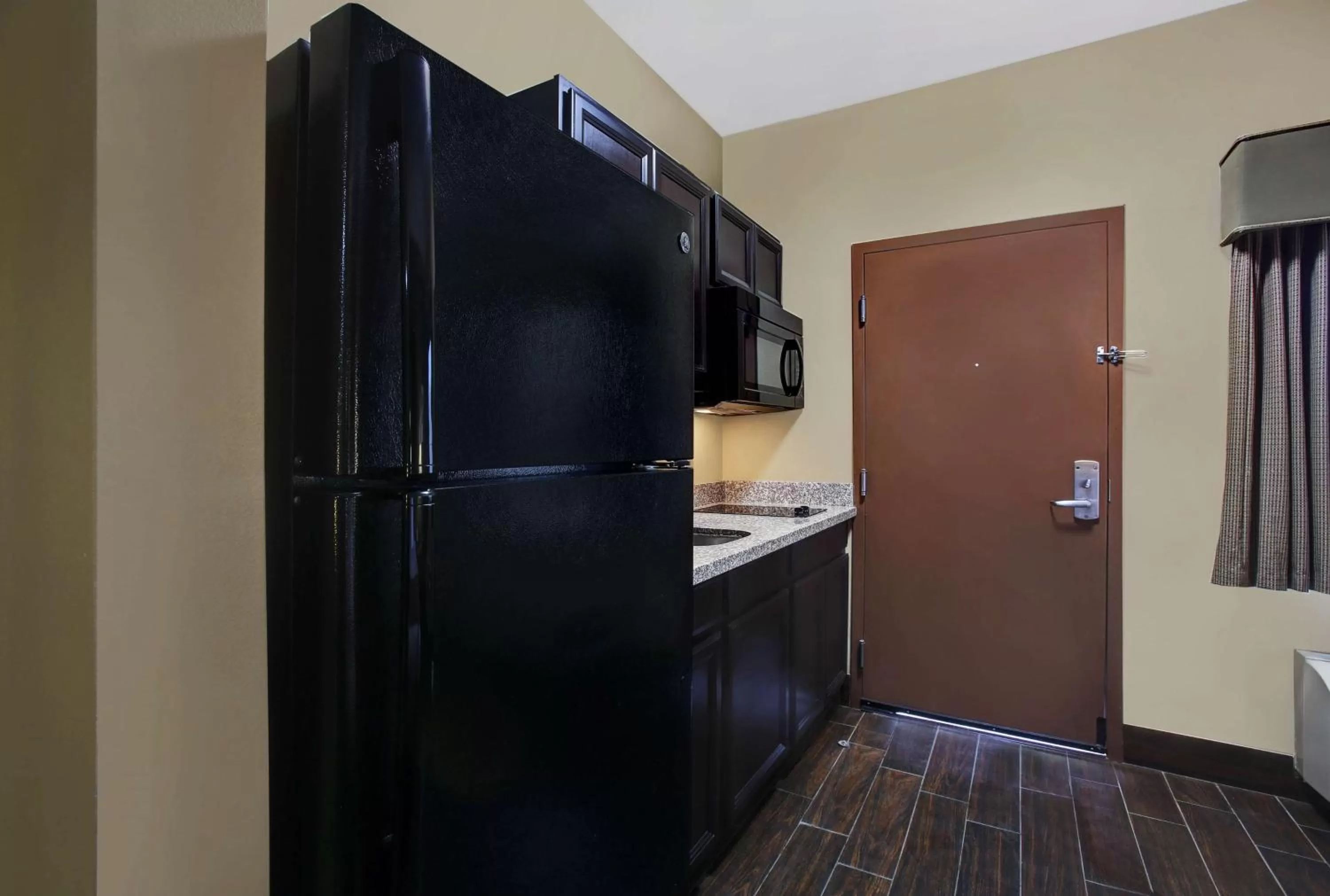 Photo of the whole room in Studio 6 Odessa, Tx