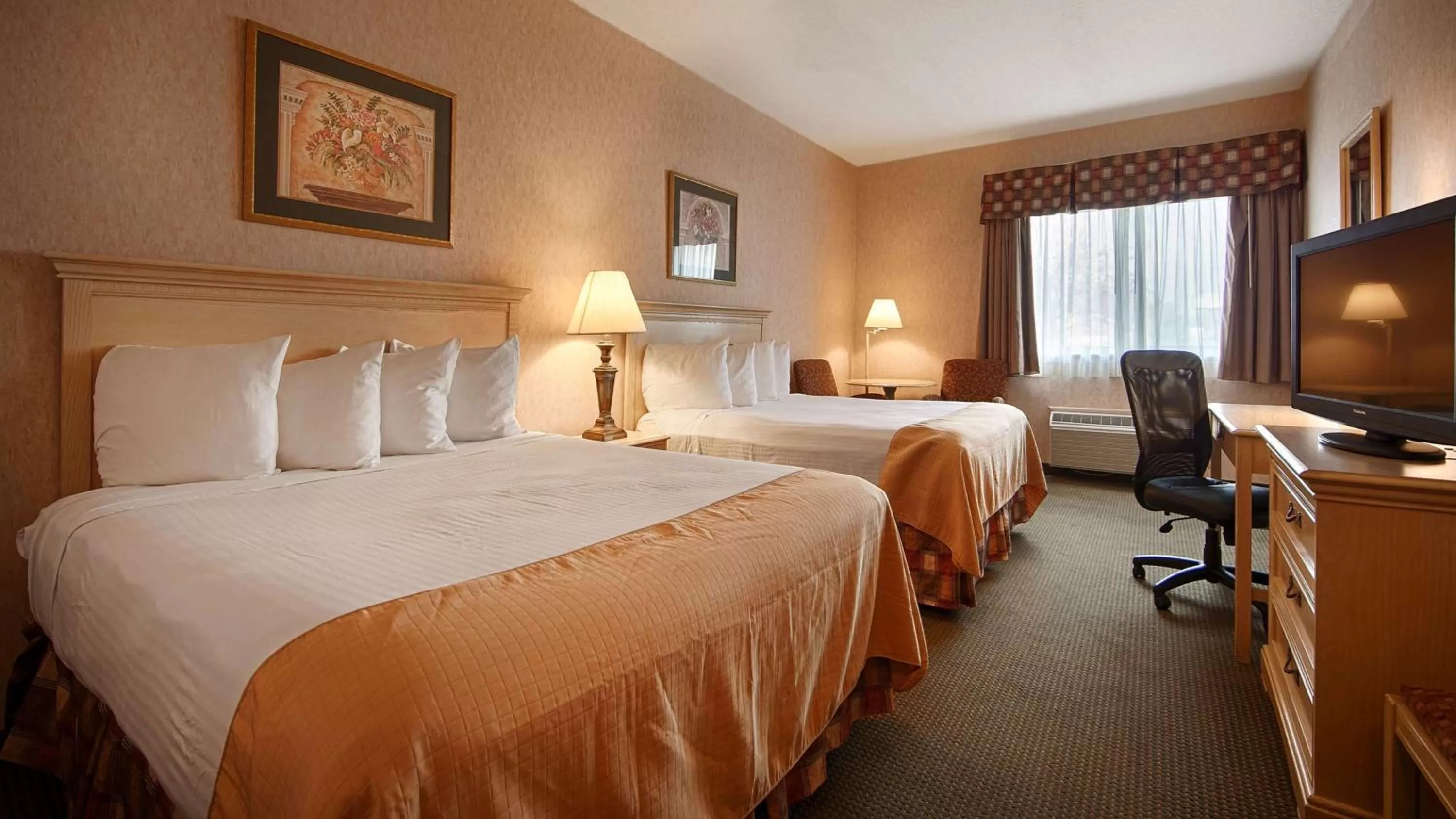 Queen Room with Two Queen Beds and Roll-In Shower - Disability Access in Best Western Circus City Inn