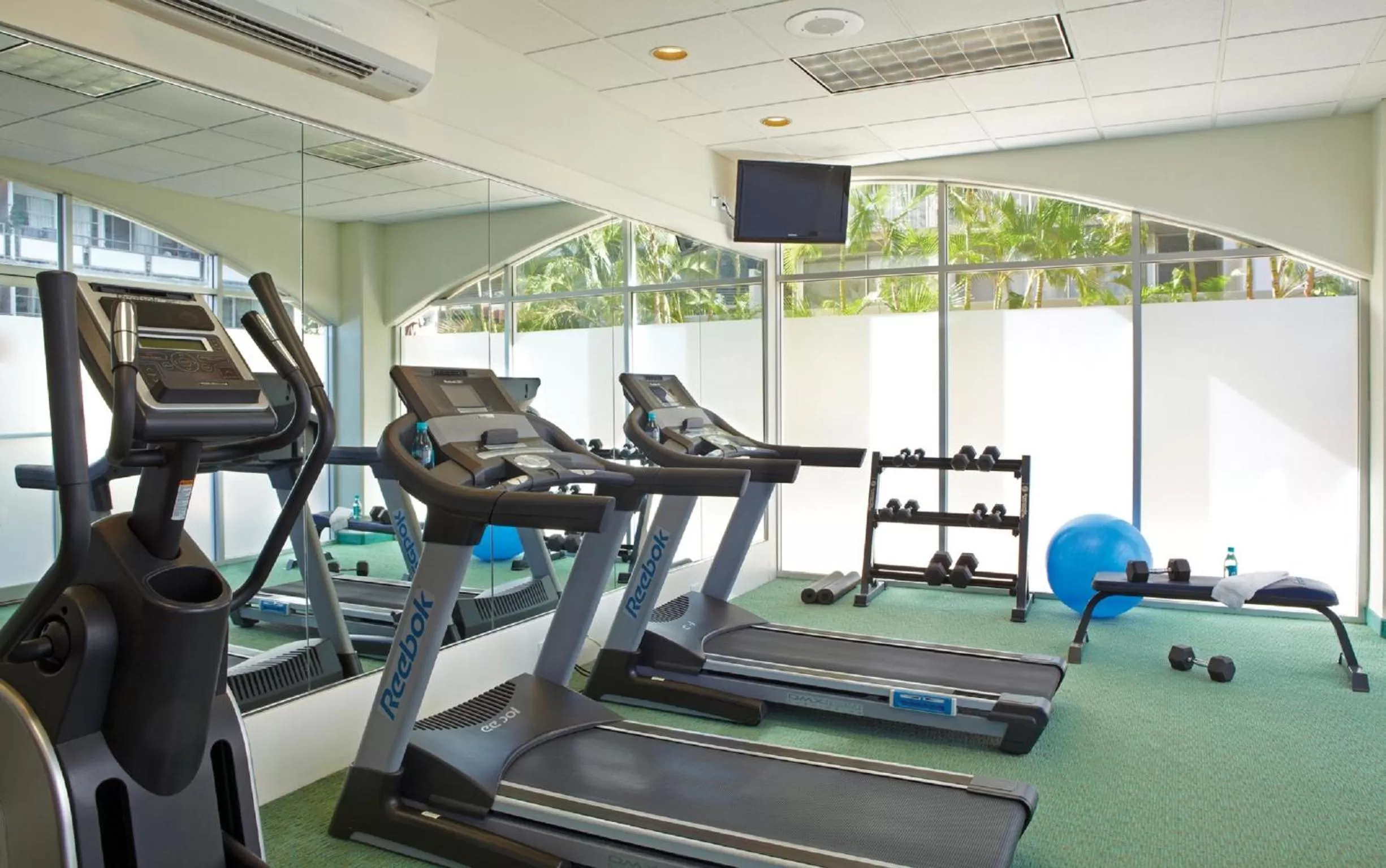 Fitness centre/facilities in Coconut Waikiki Hotel