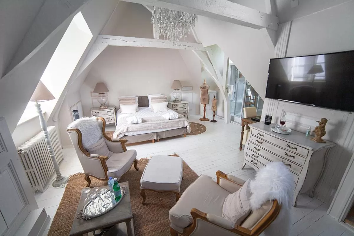 Photo of the whole room, Bed in Bienvenue Chez Nous