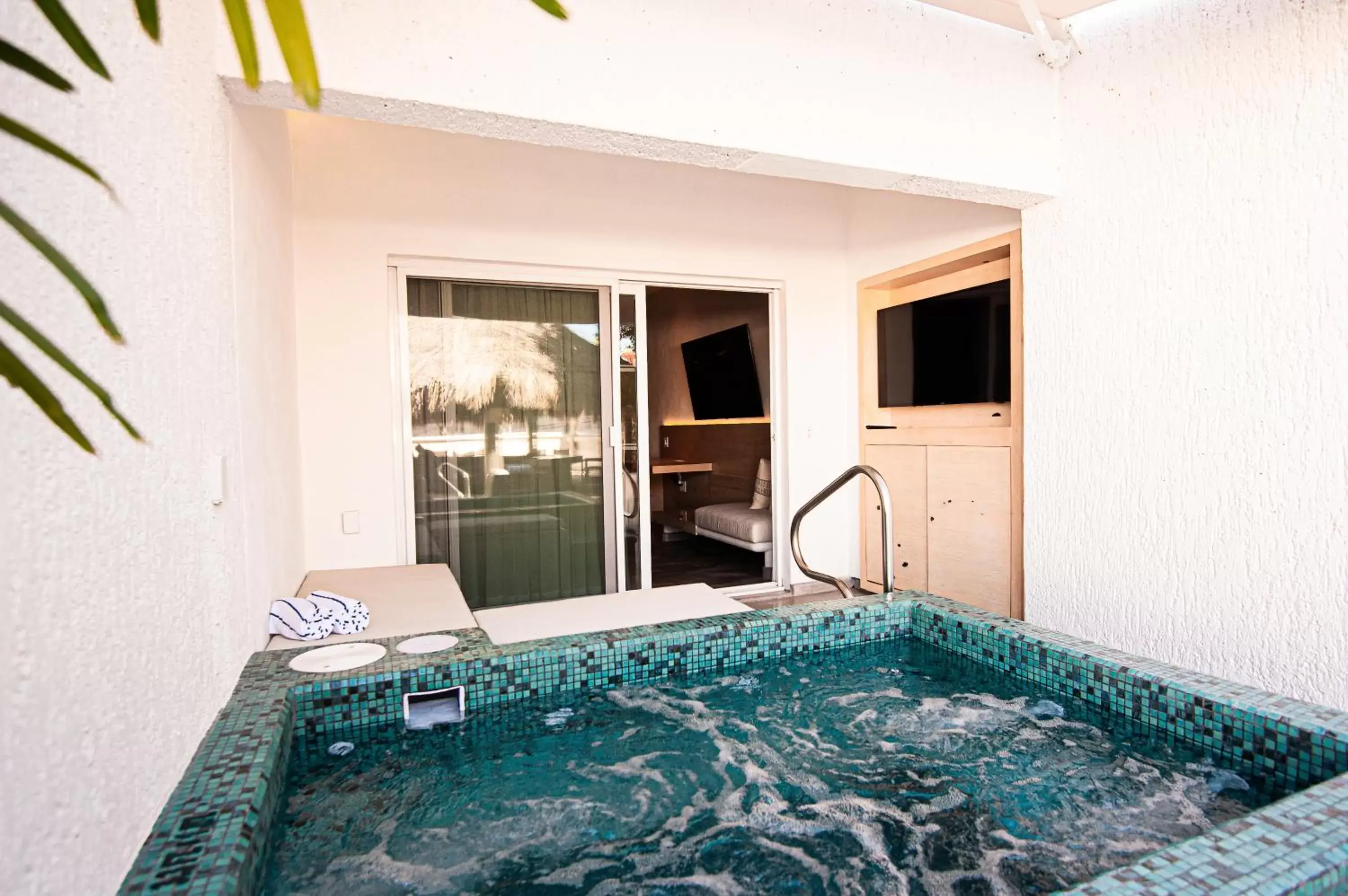 Hot Tub, Swimming Pool in Bahia Hotel & Beach House