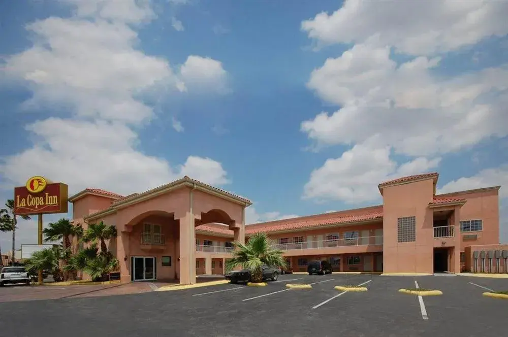 Facade/entrance, Property Building in La Copa Inn