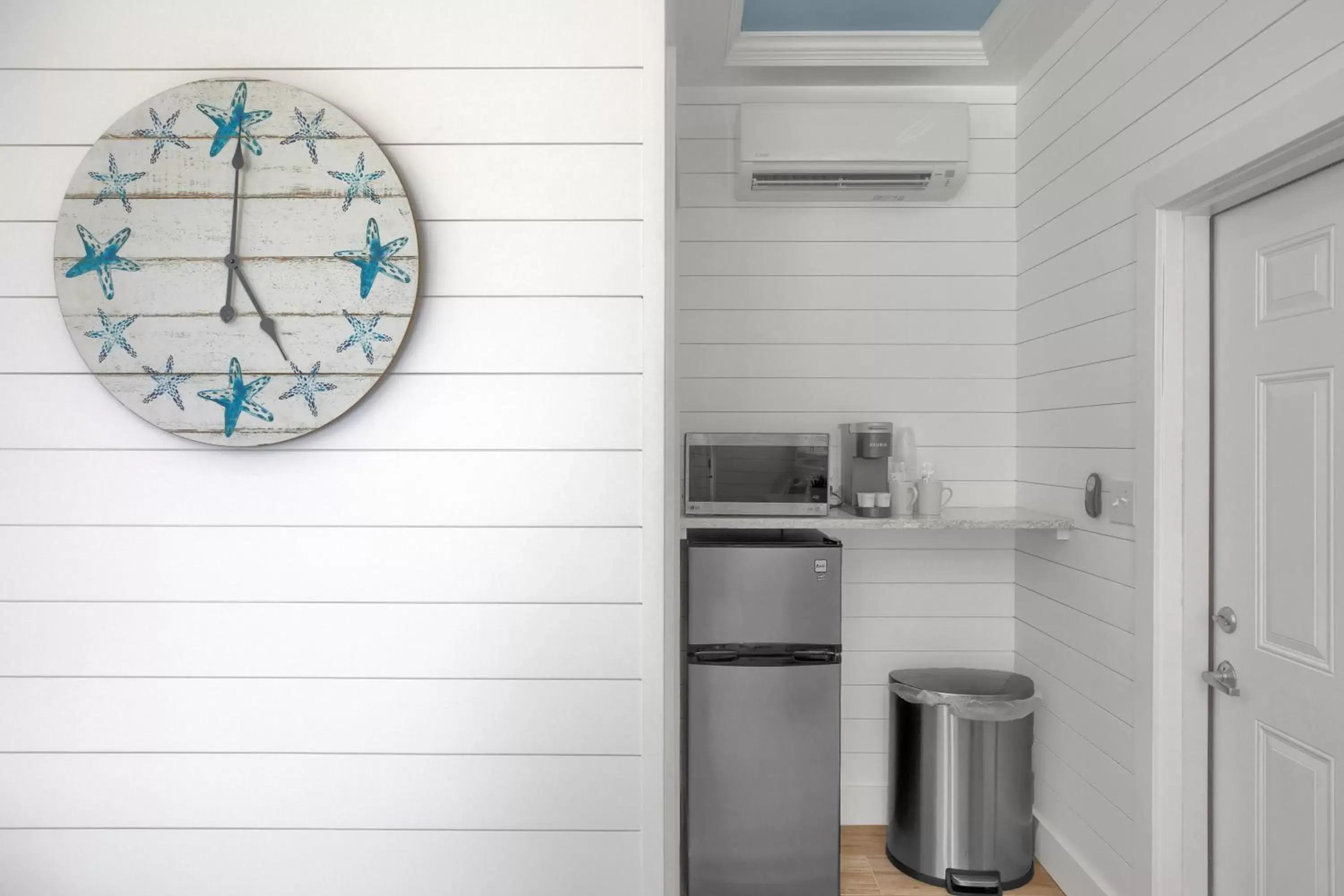 Kitchen or kitchenette, Bathroom in Seascape Resort & Marina