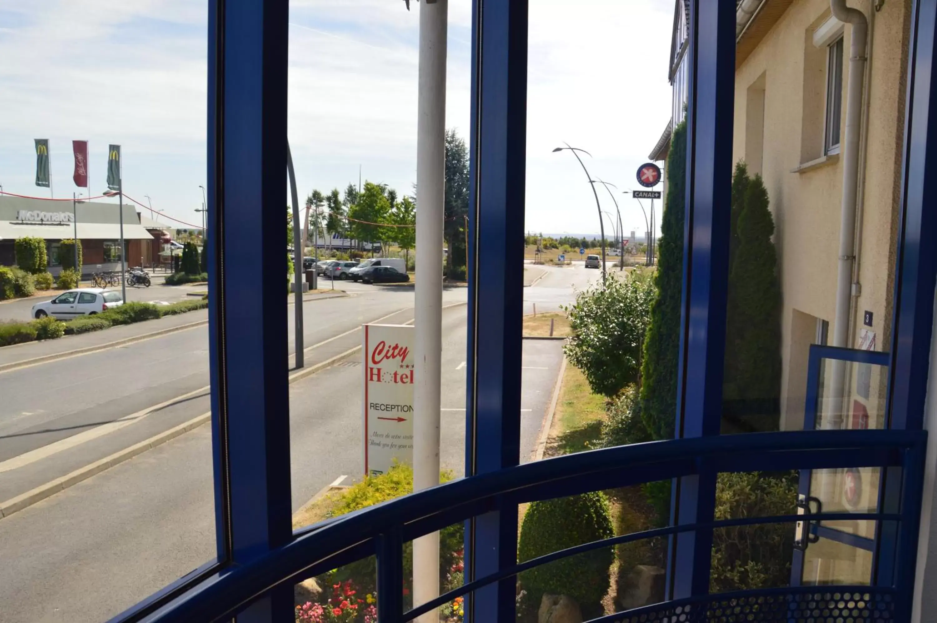 Street view in The Originals City Hôtel, Aéroport Beauvais (ex: Inter-Hotel)