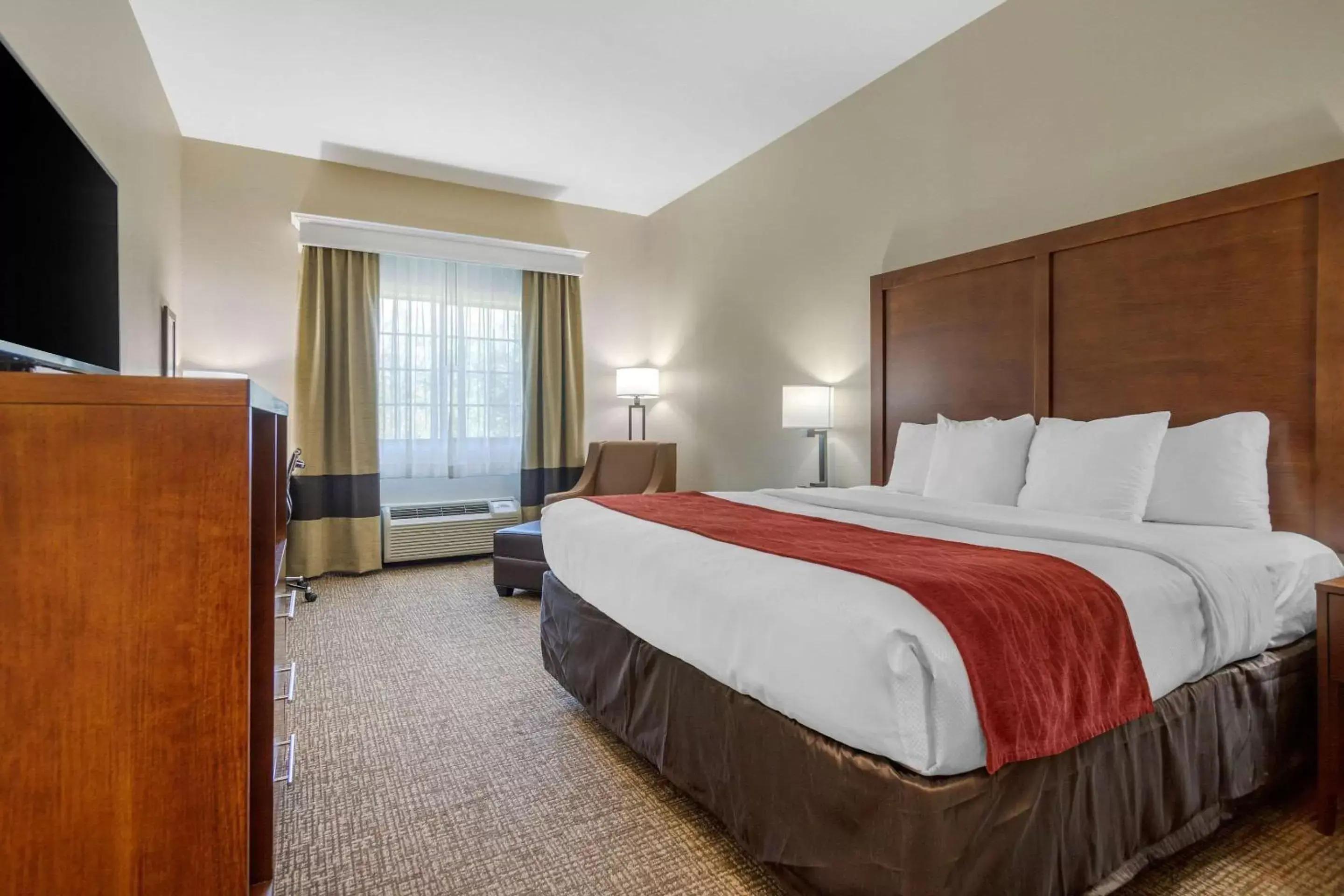 Photo of the whole room, Bed in Comfort Inn & Suites Glenpool