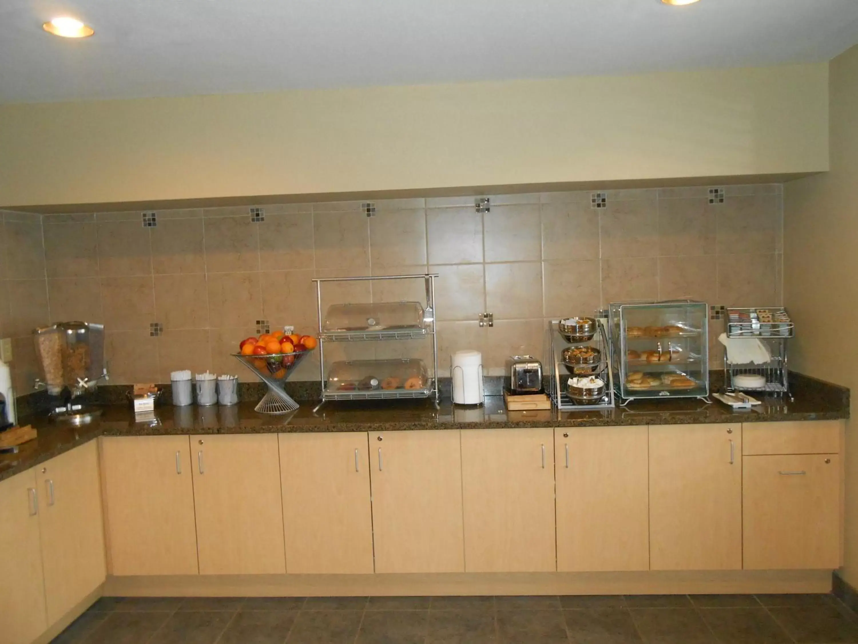 Restaurant/places to eat, Kitchen/Kitchenette in AmericInn by Wyndham Burnsville