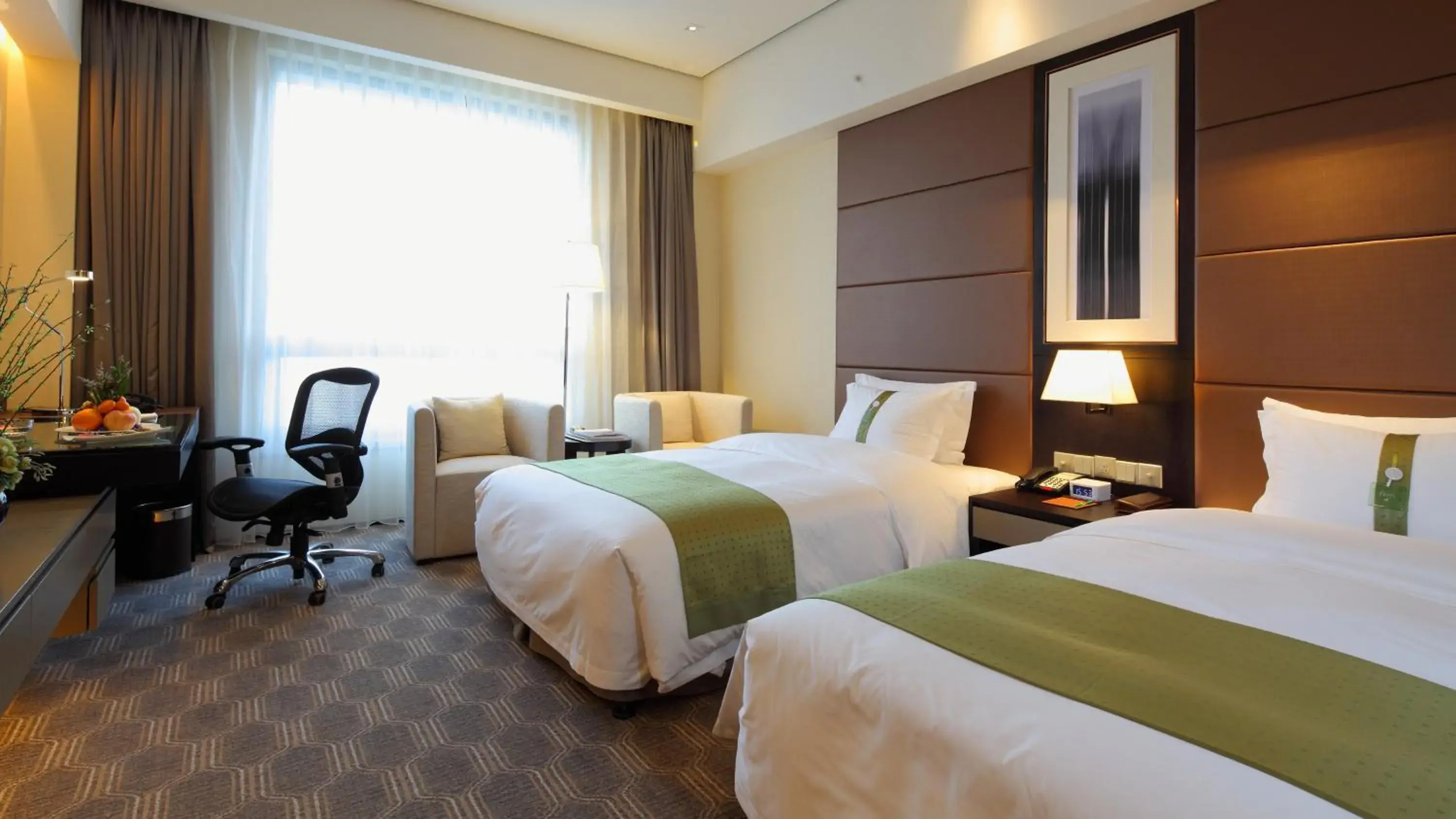 Photo of the whole room, Bed in Holiday Inn Nantong Oasis International, an IHG Hotel