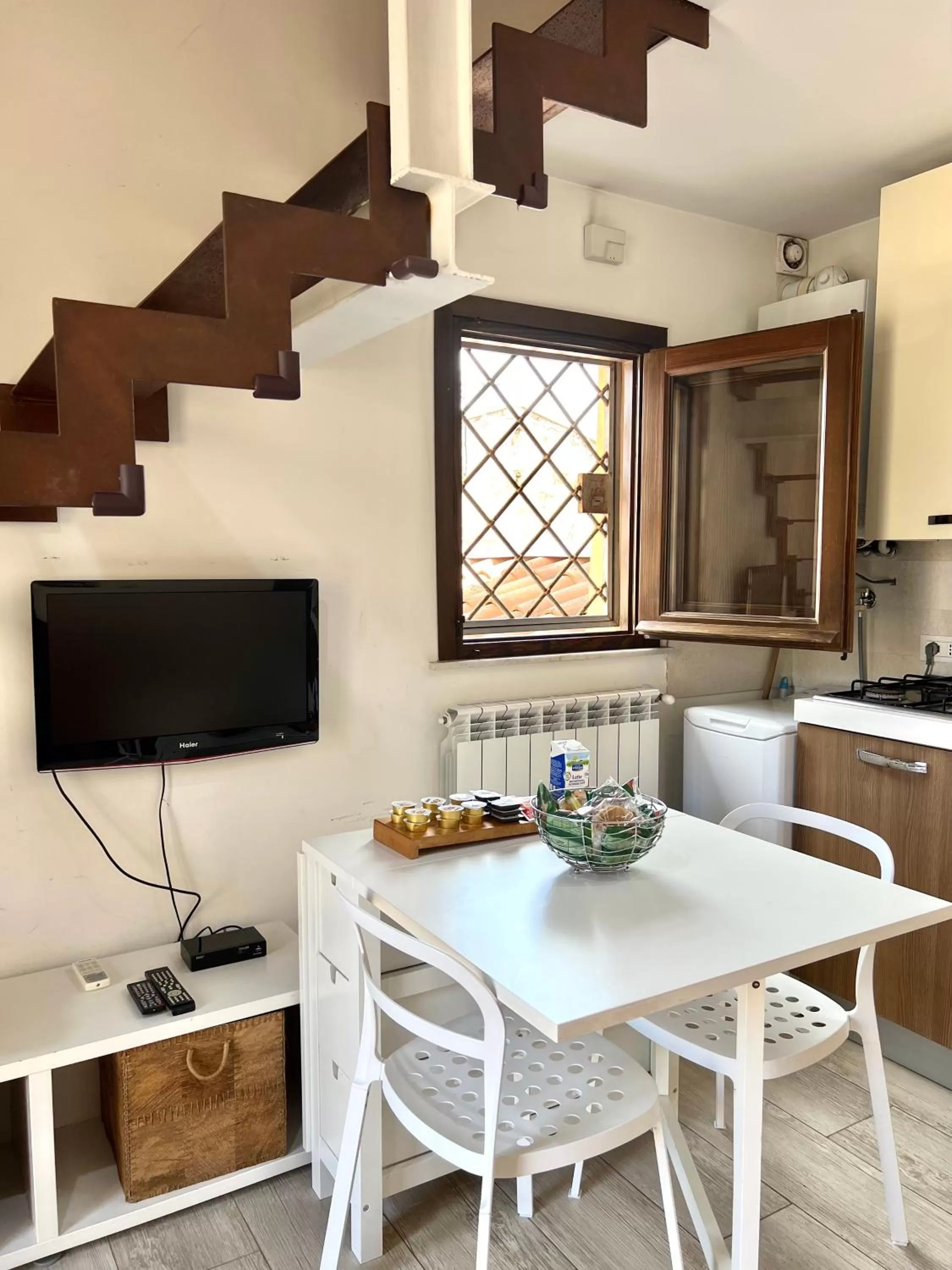 kitchen, Dining Area in DhOME B&B