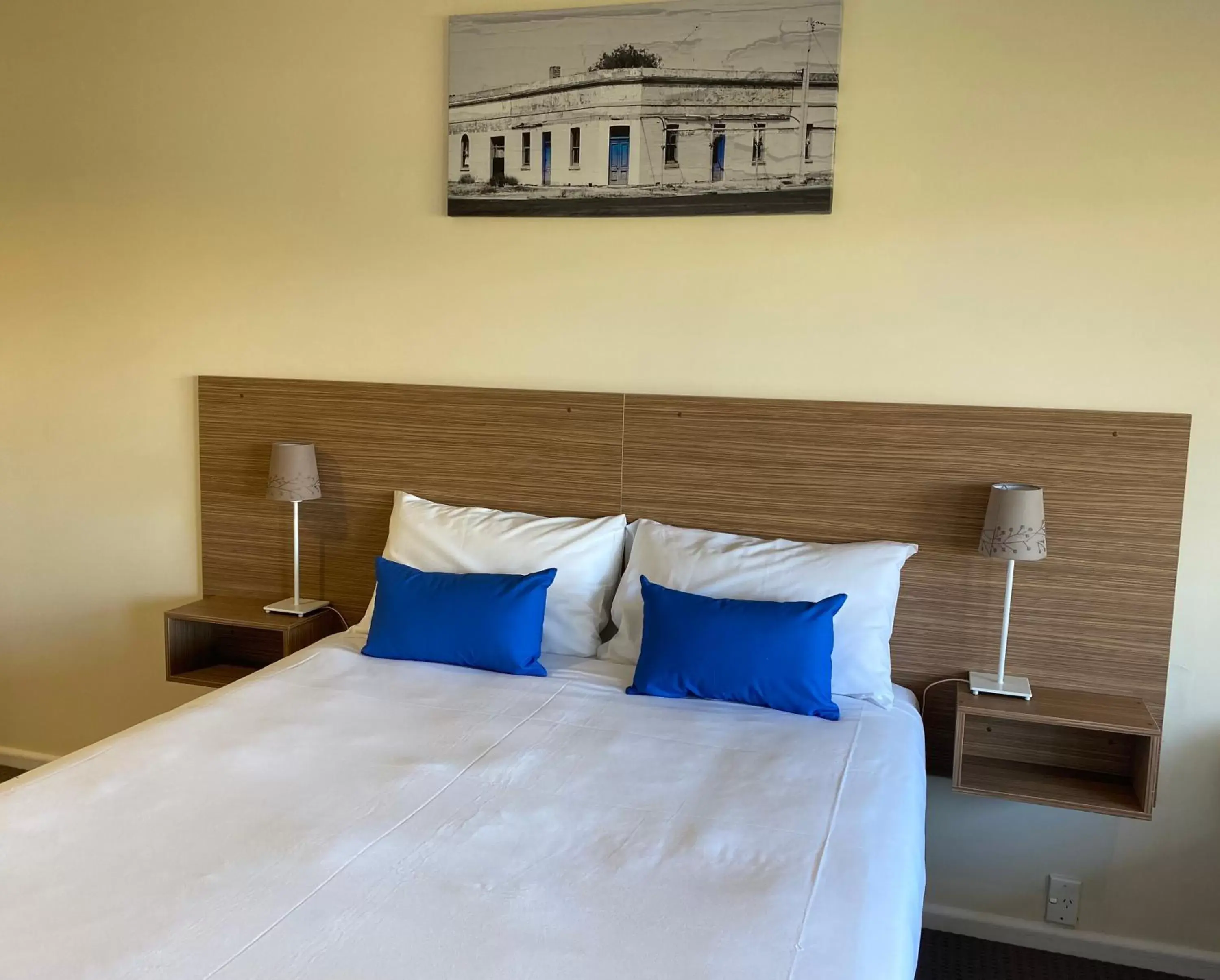 Bed in Bishops Lodge Motor Inn