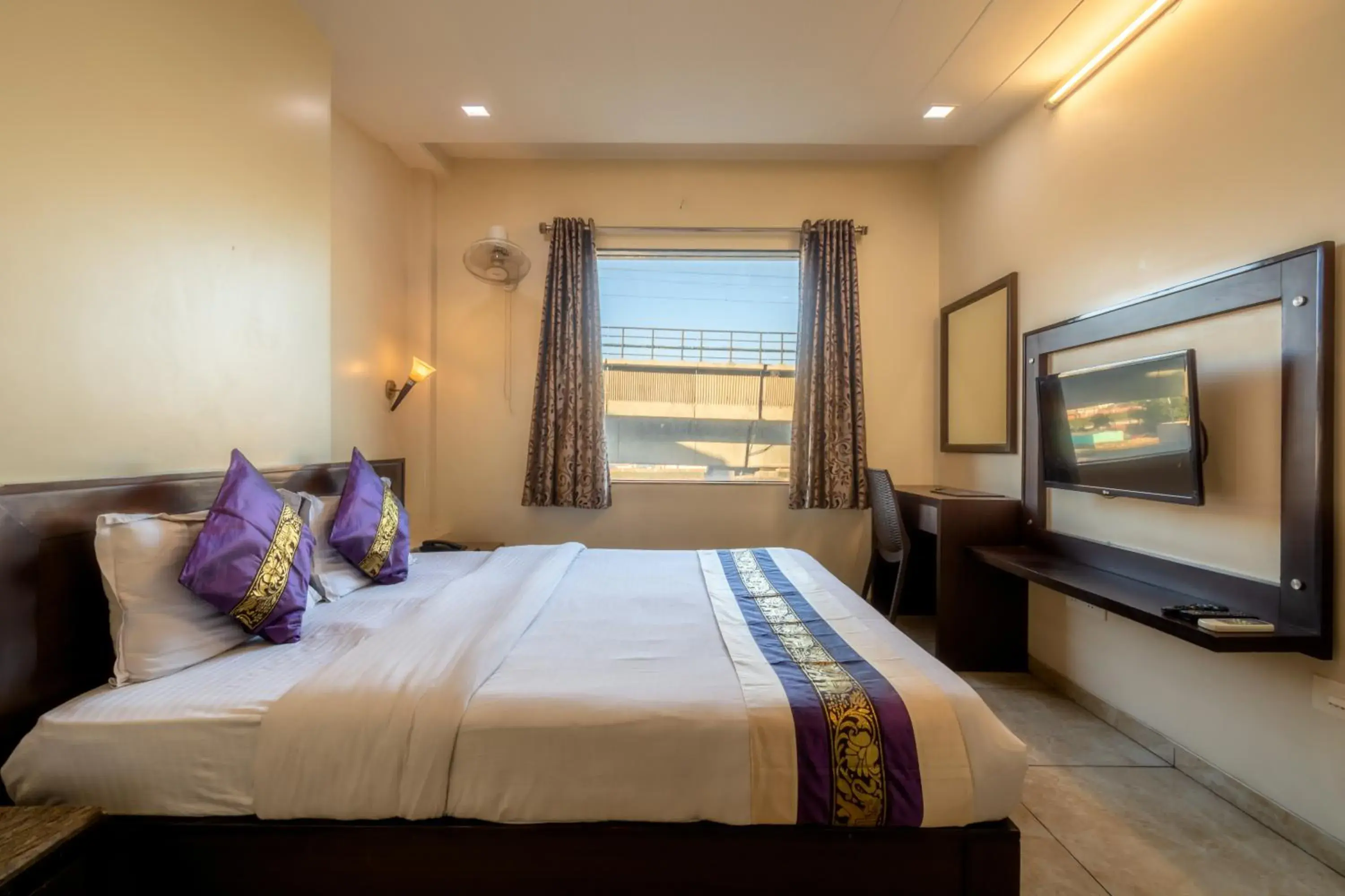 Communal lounge/ TV room, Bed in Hotel Sunday Inn Communal lounge/ TV room, Bed in Hotel Sunday Inn