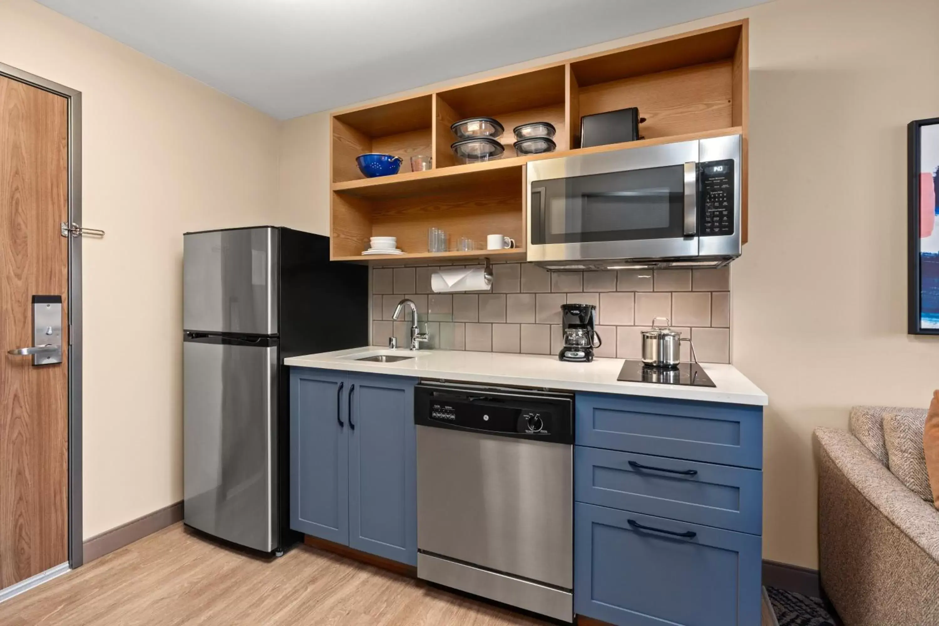 Photo of the whole room, Kitchen/Kitchenette in Candlewood Suites Sumner Puyallup Area, an IHG Hotel