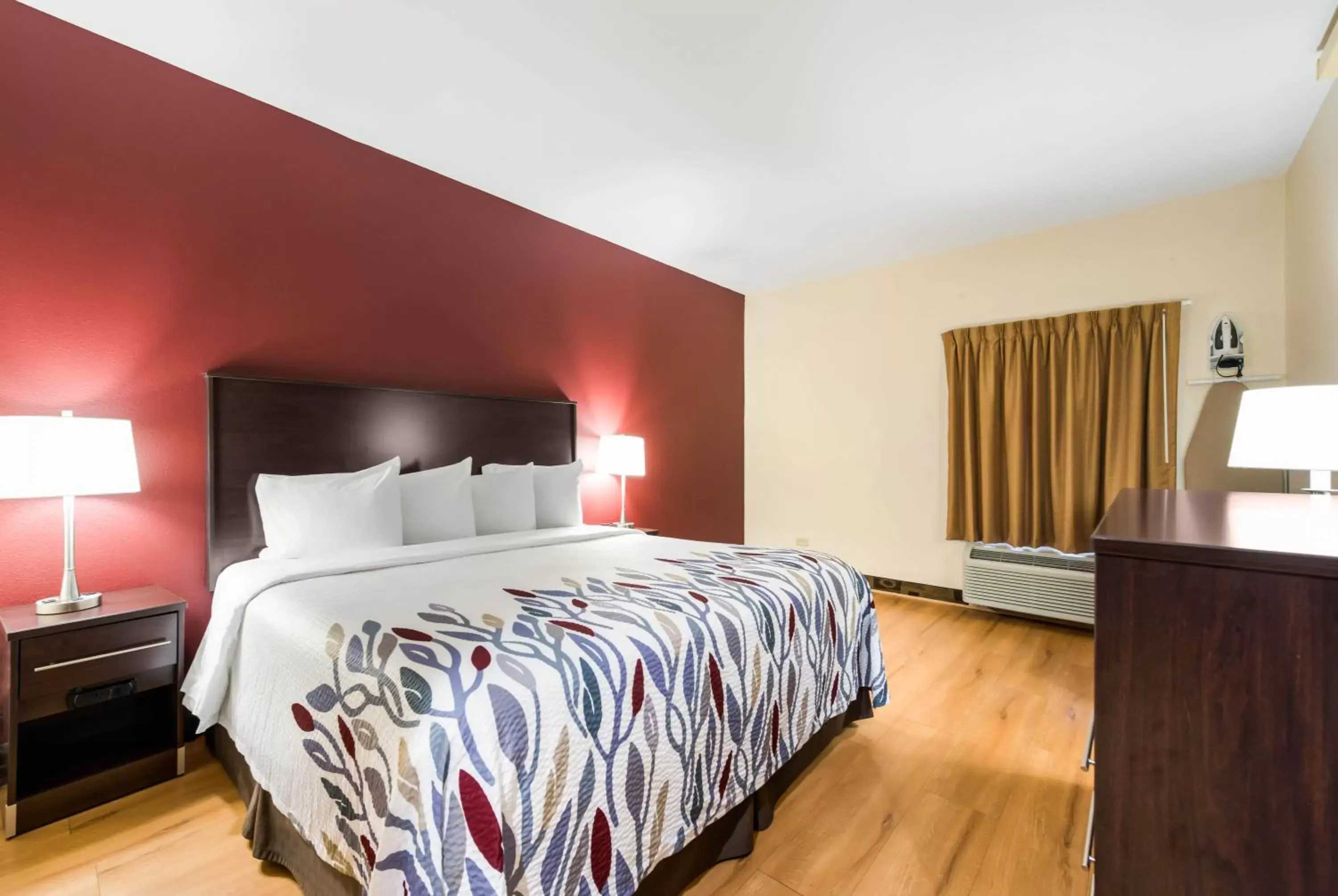 Photo of the whole room, Bed in Red Roof Inn & Suites Monee
