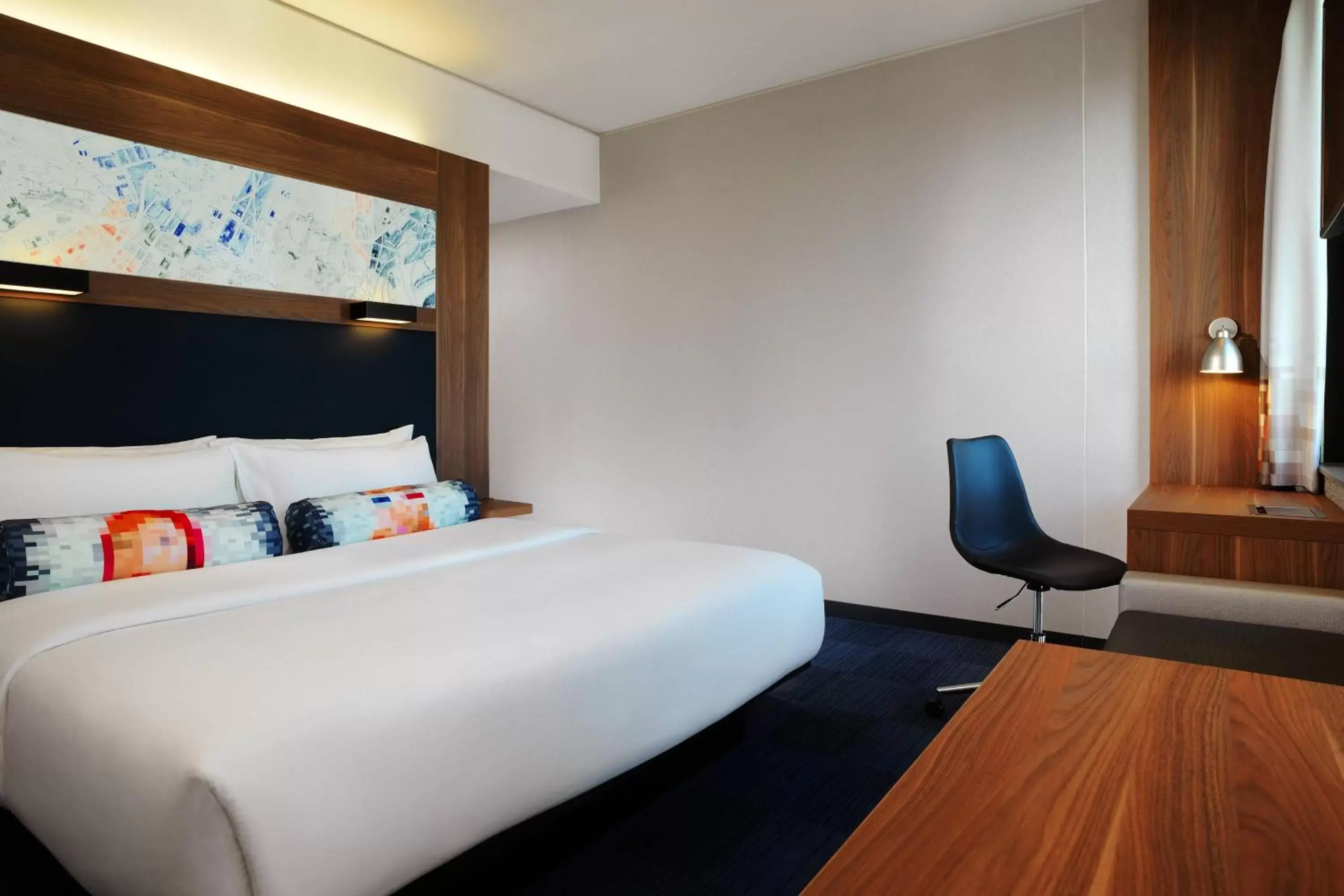 Photo of the whole room, Bed in Aloft Stuttgart