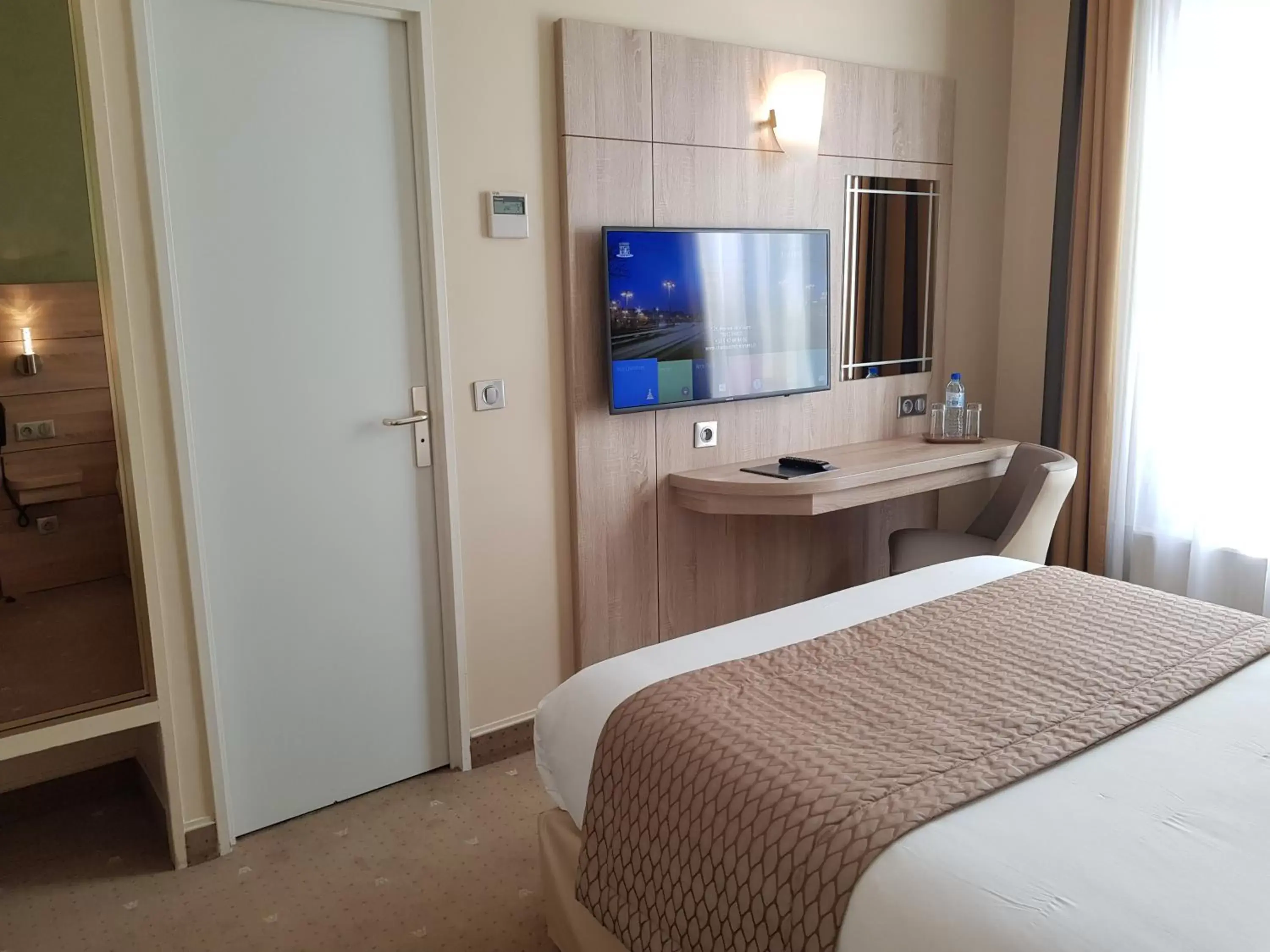 TV and multimedia, Bed in Hotel Champerret Elysees
