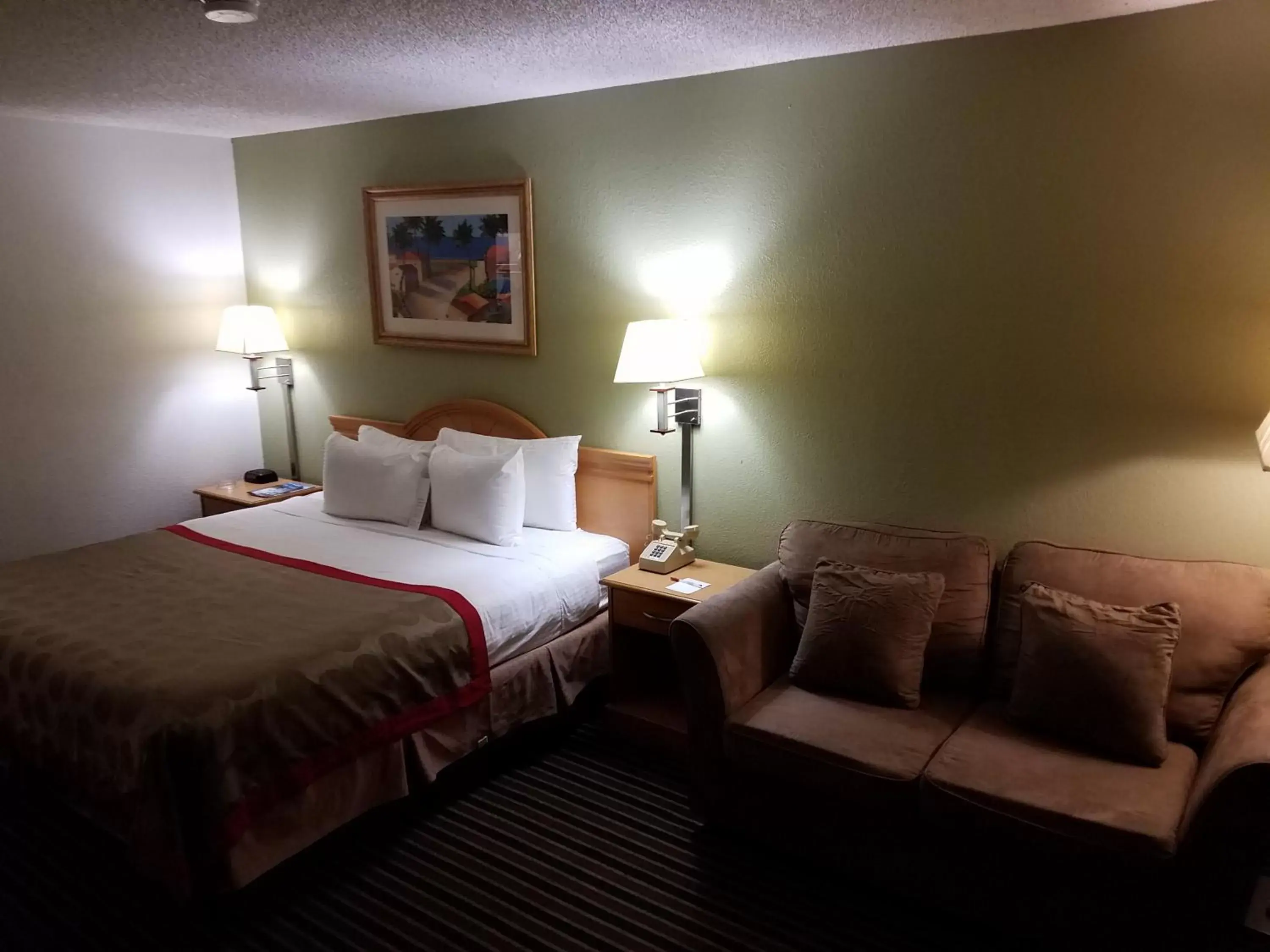 Photo of the whole room, Bed in Ramada by Wyndham Temple Terrace/Tampa North