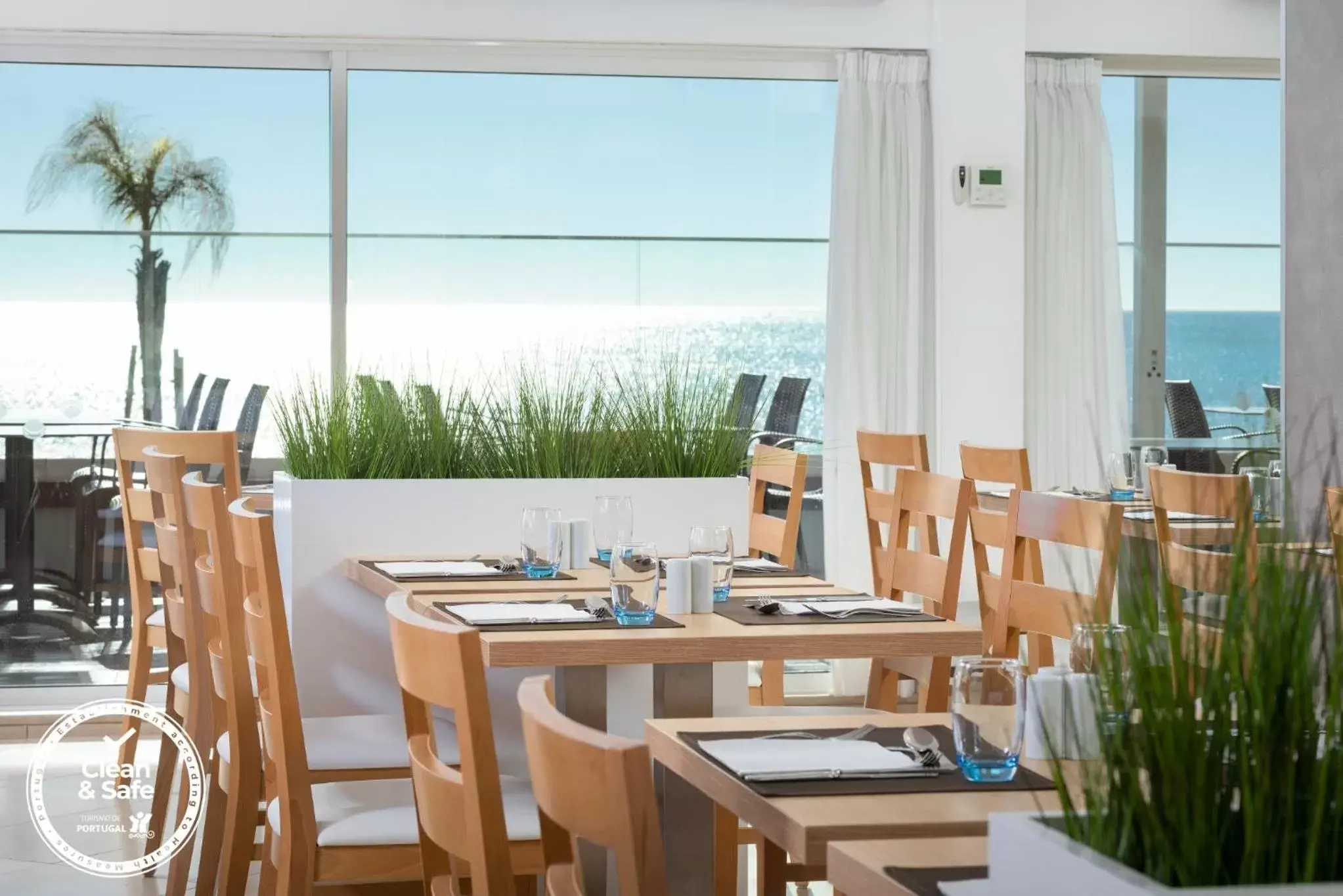 Restaurant/Places to Eat in Dom Jose Beach Hotel (Plus)