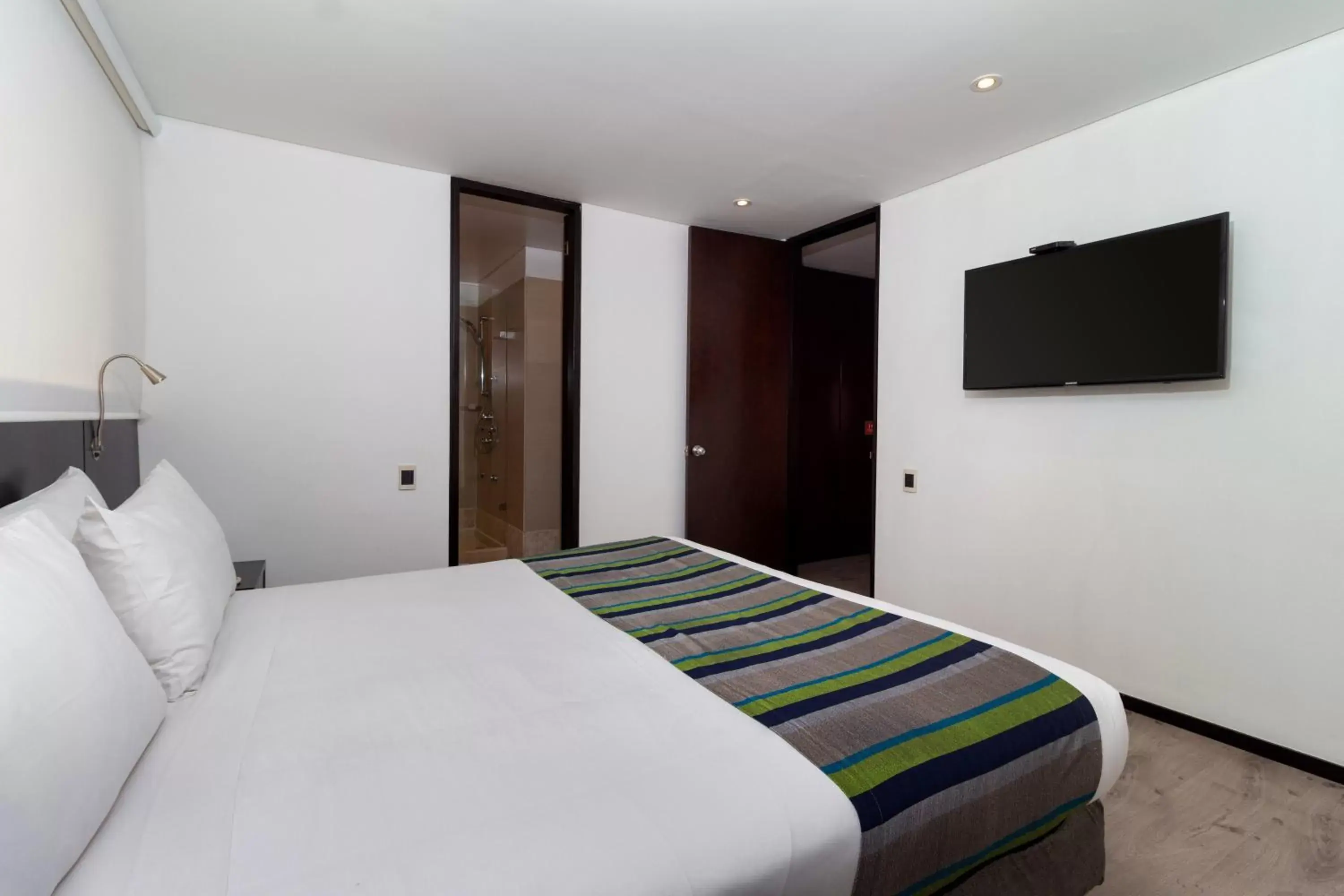 Bed in Hotel Madisson Inn Luxury By GEH Suites