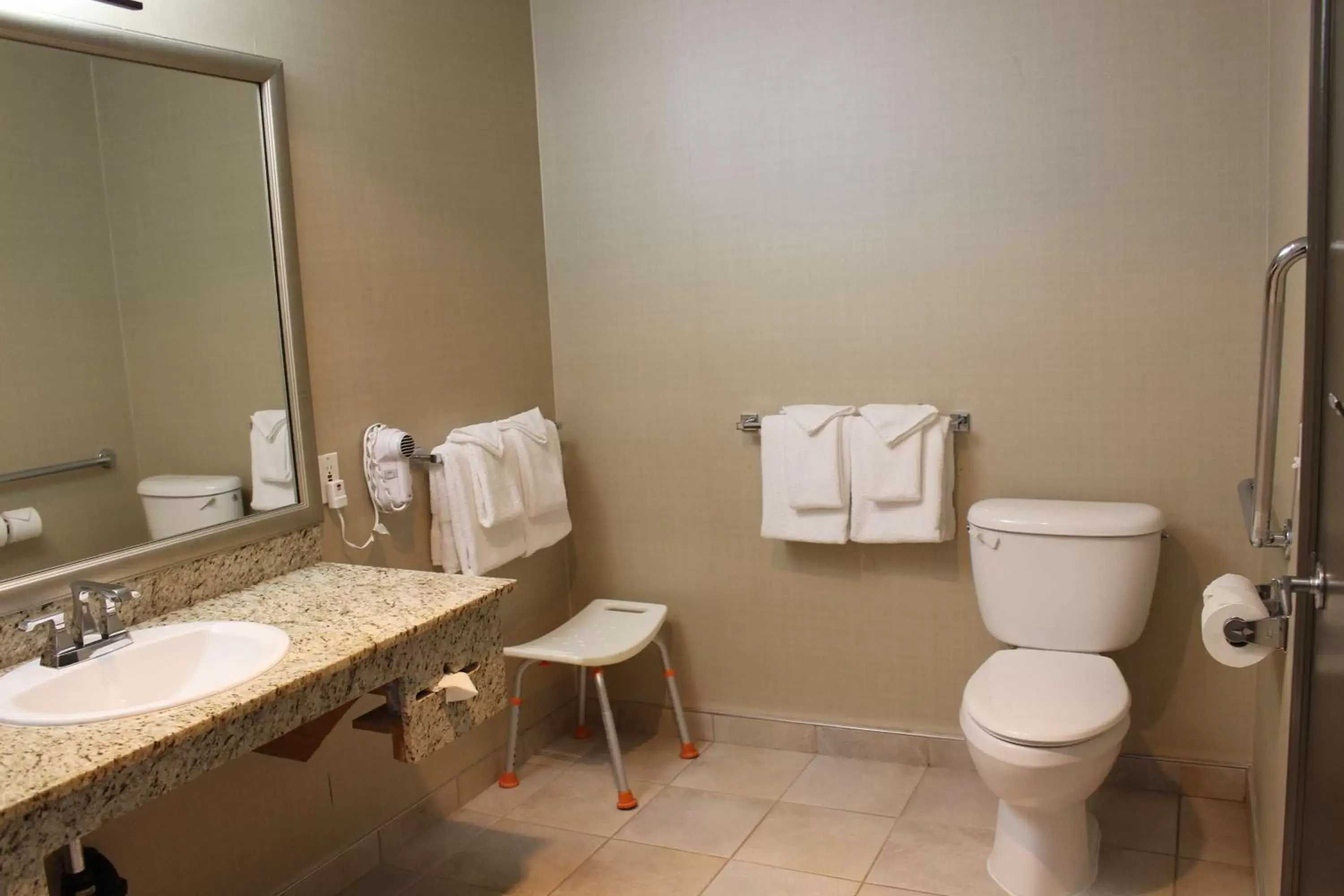Photo of the whole room, Bathroom in Best Western King George Inn & Suites