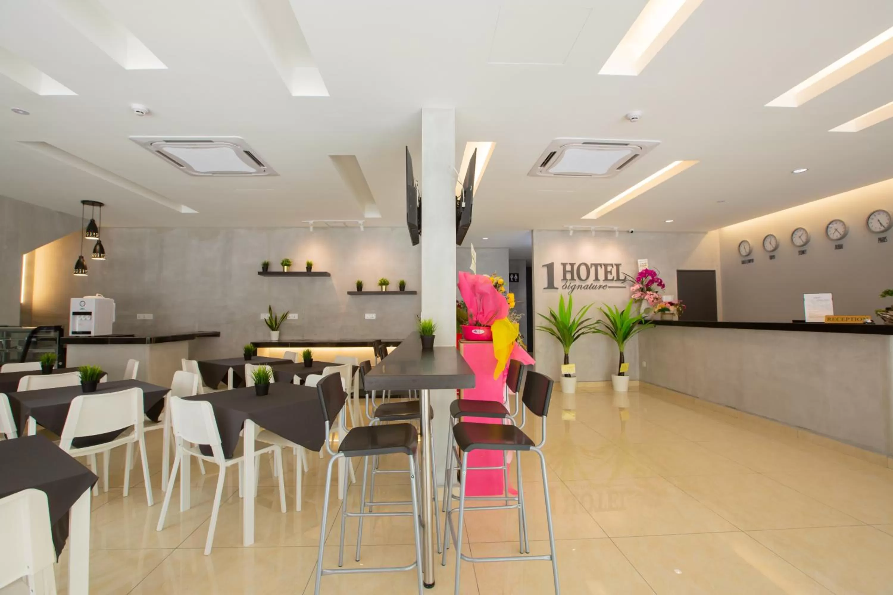 Communal lounge/ TV room in 1 Hotel Signature