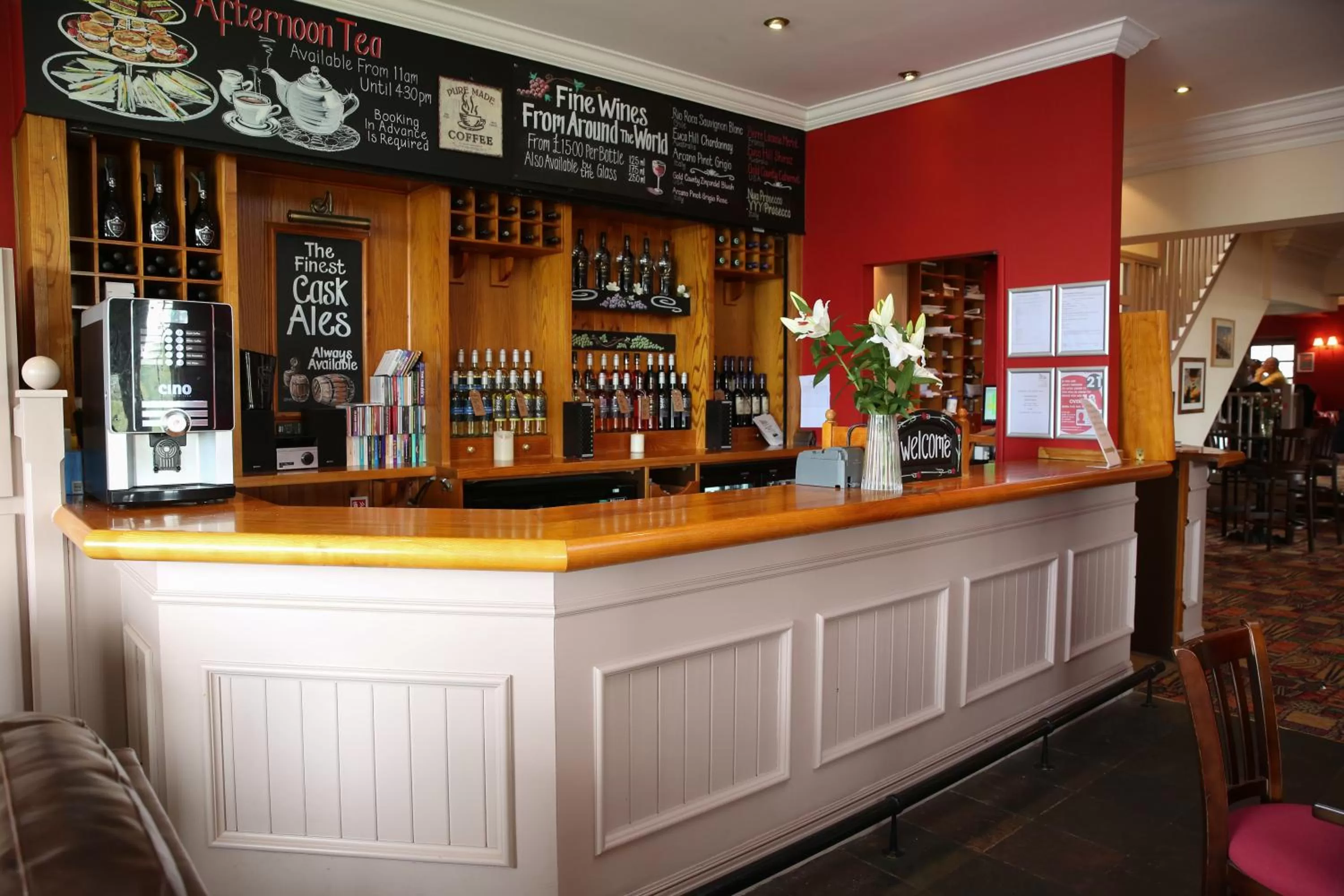 Lounge or bar in The White House Inn - Whitby