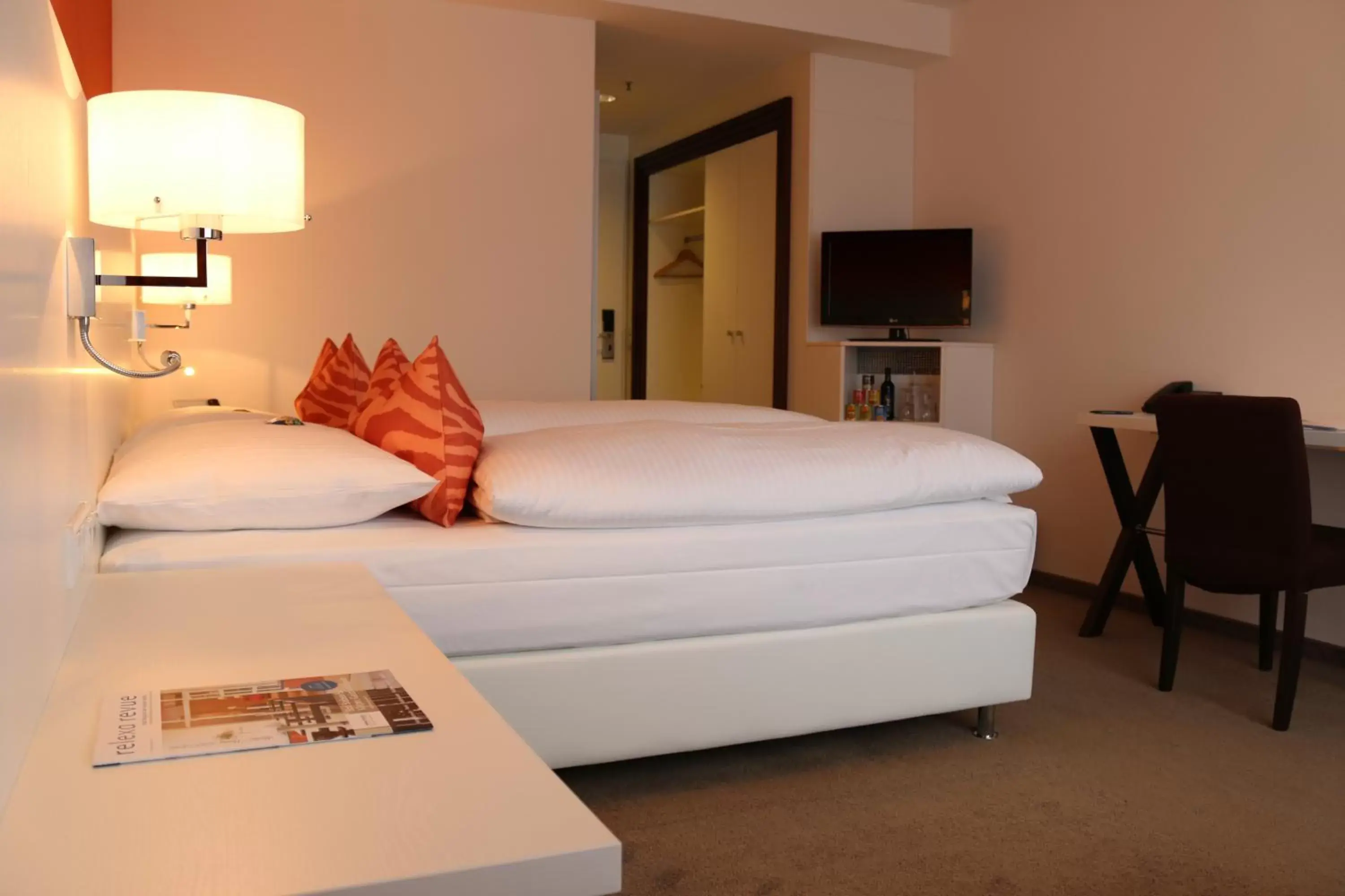 Photo of the whole room, Bed in relexa Hotel Frankfurt am Main (Superior)