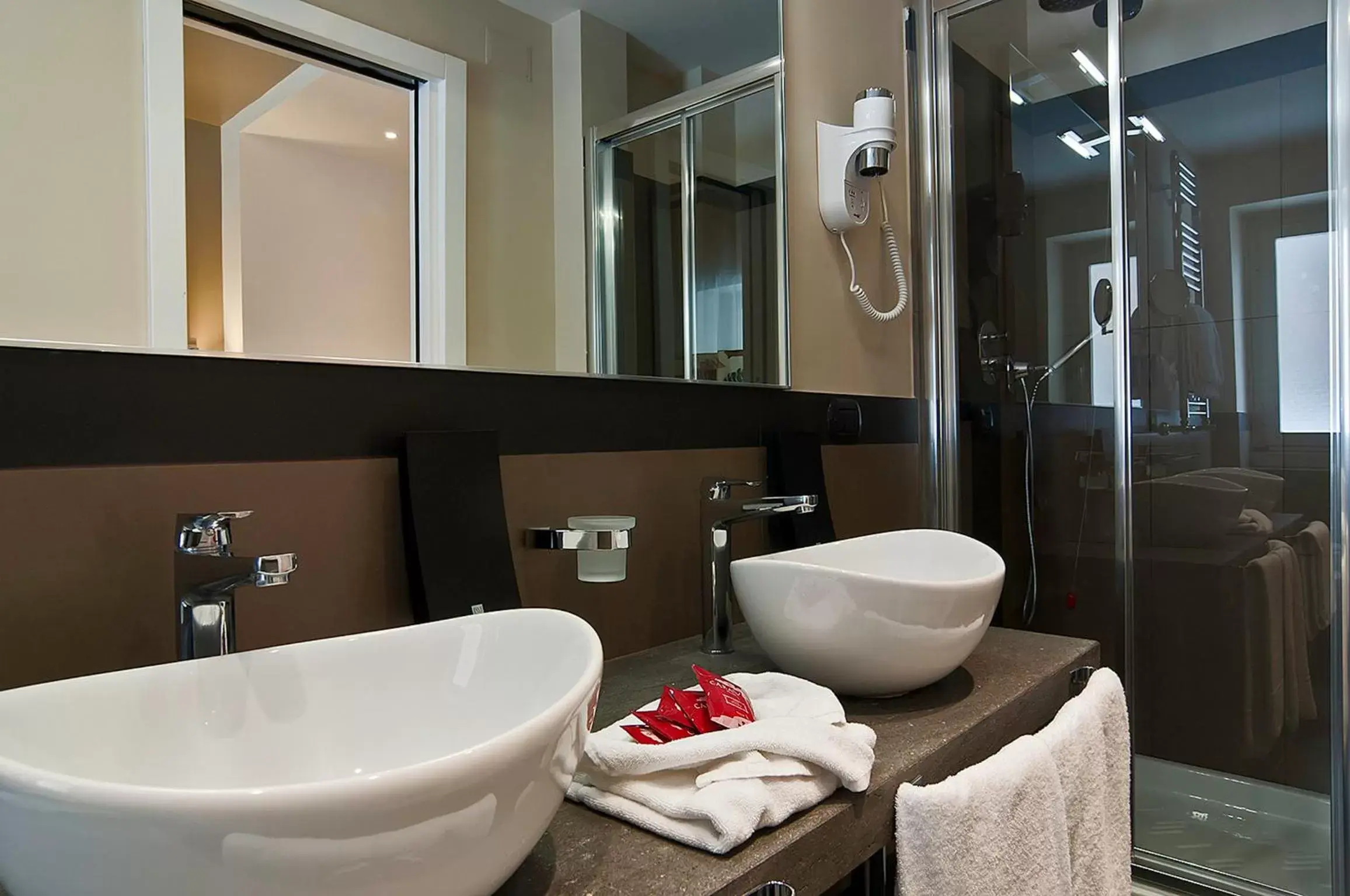 Shower, Bathroom in Hotel Caravel