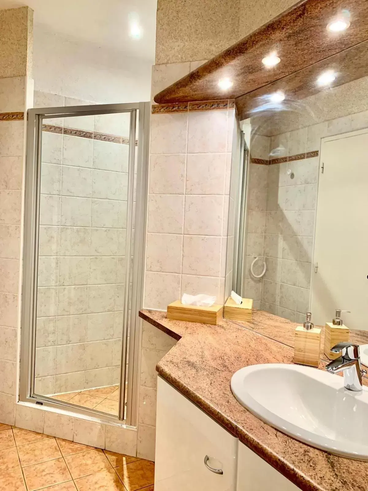 Shower, Bathroom in Le Barry du Grand Chemin