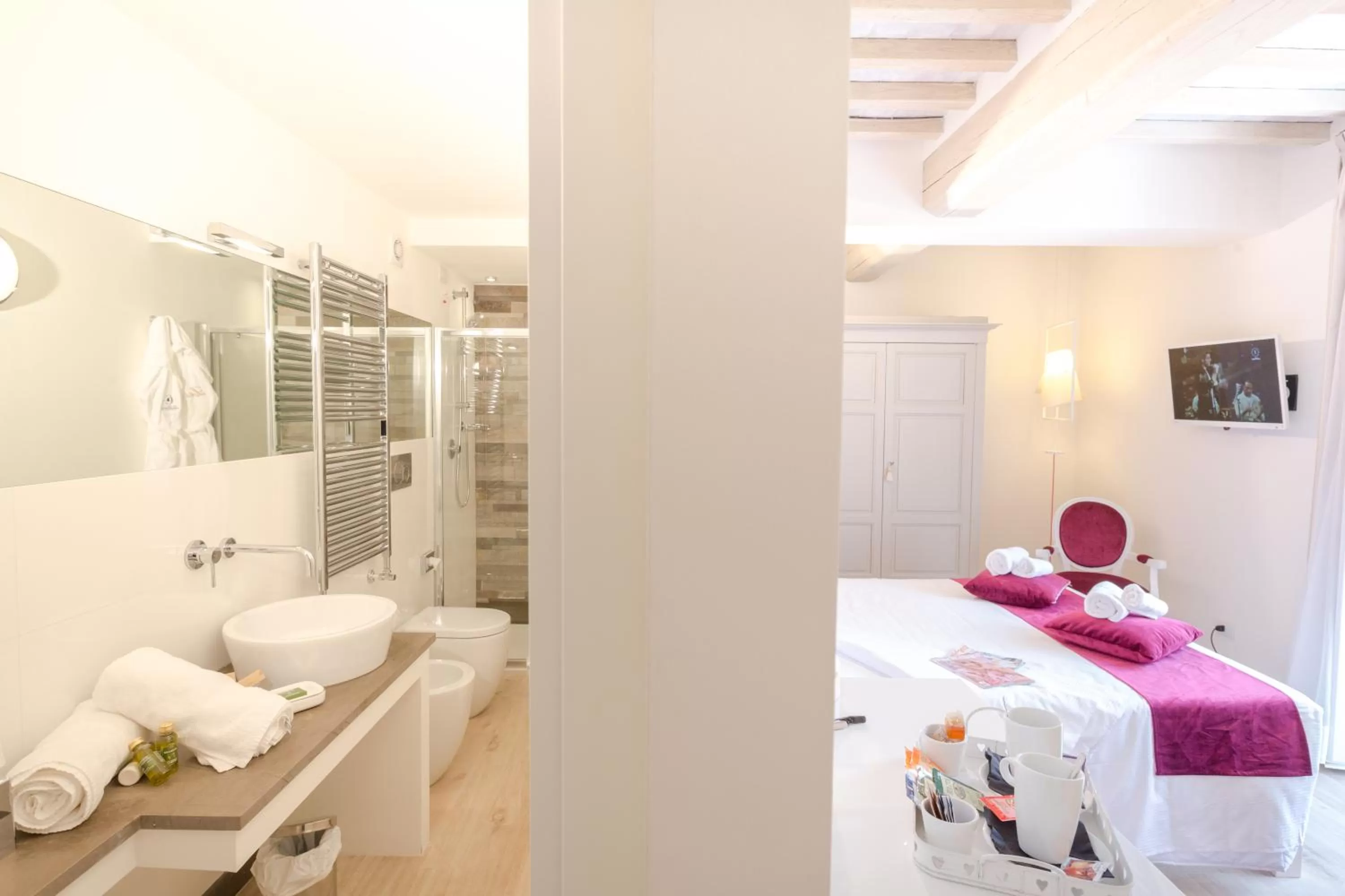 Toilet, Bed in VILLA LIBERTY Boutique Hotel - Borgo Capitano Collection