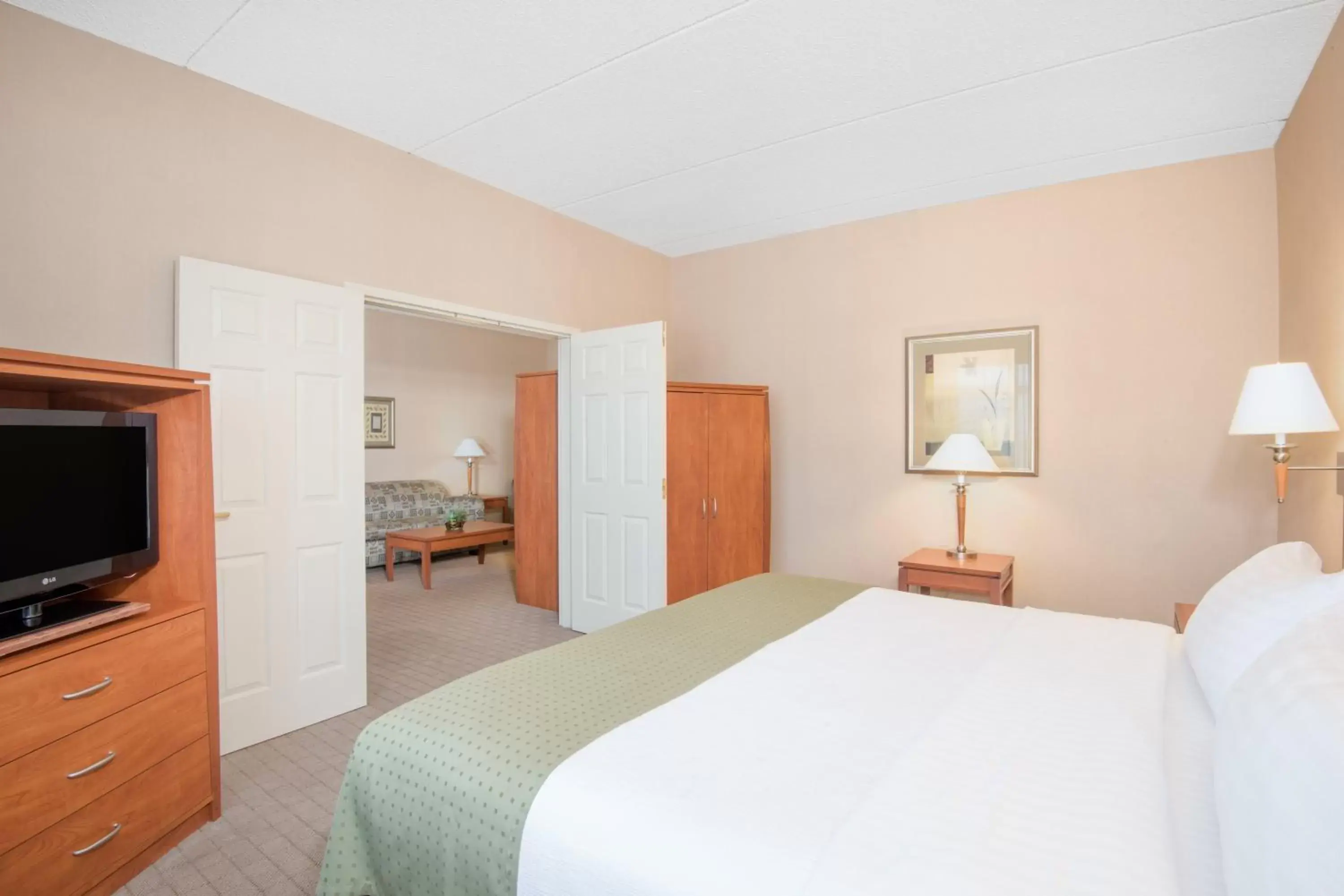 Photo of the whole room, Bed in Holiday Inn Hotels and Suites Goodyear - West Phoenix Area, an IHG Hotel