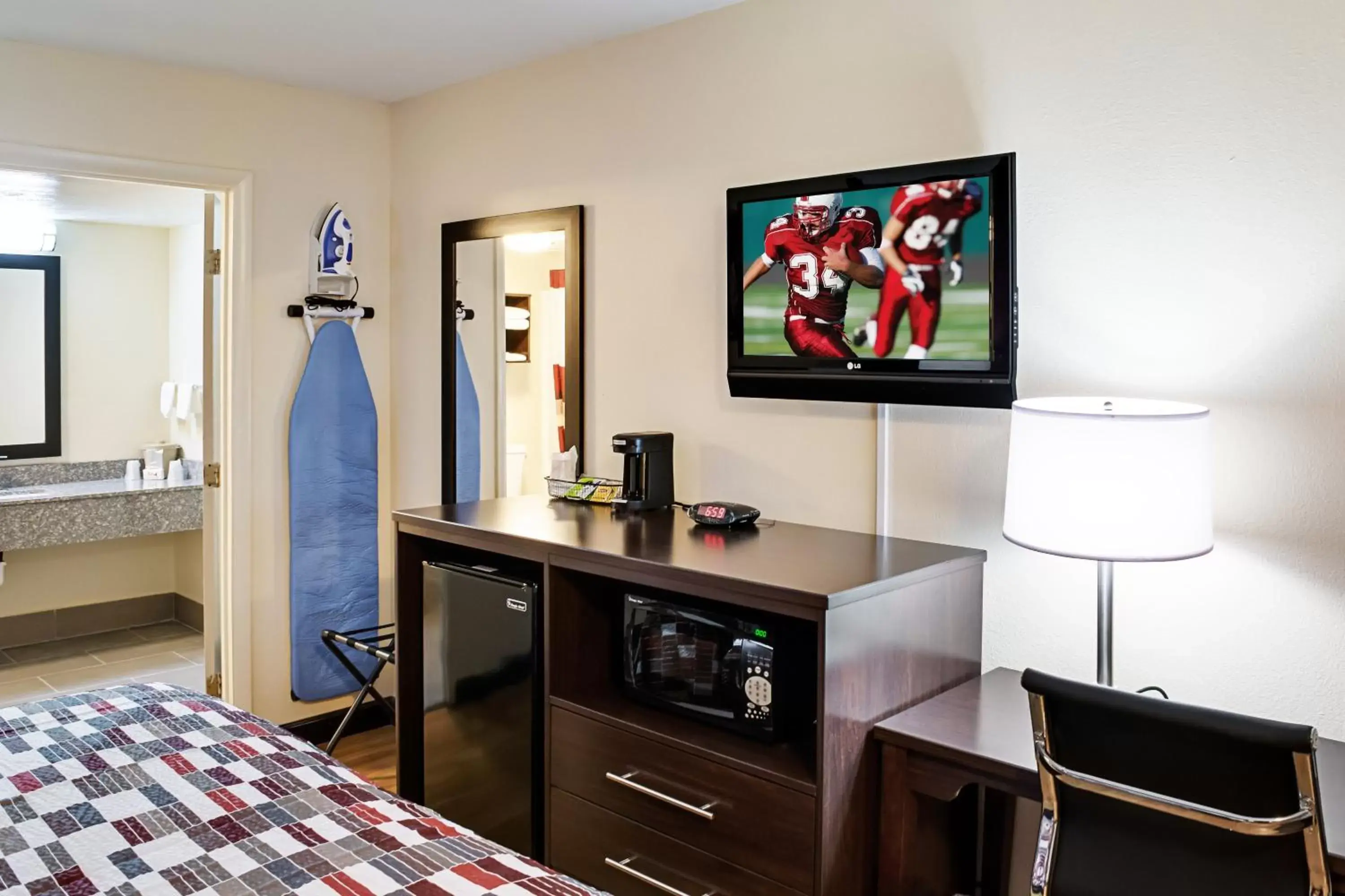 Bedroom, TV/Entertainment Center in Red Roof Inn Indianapolis East