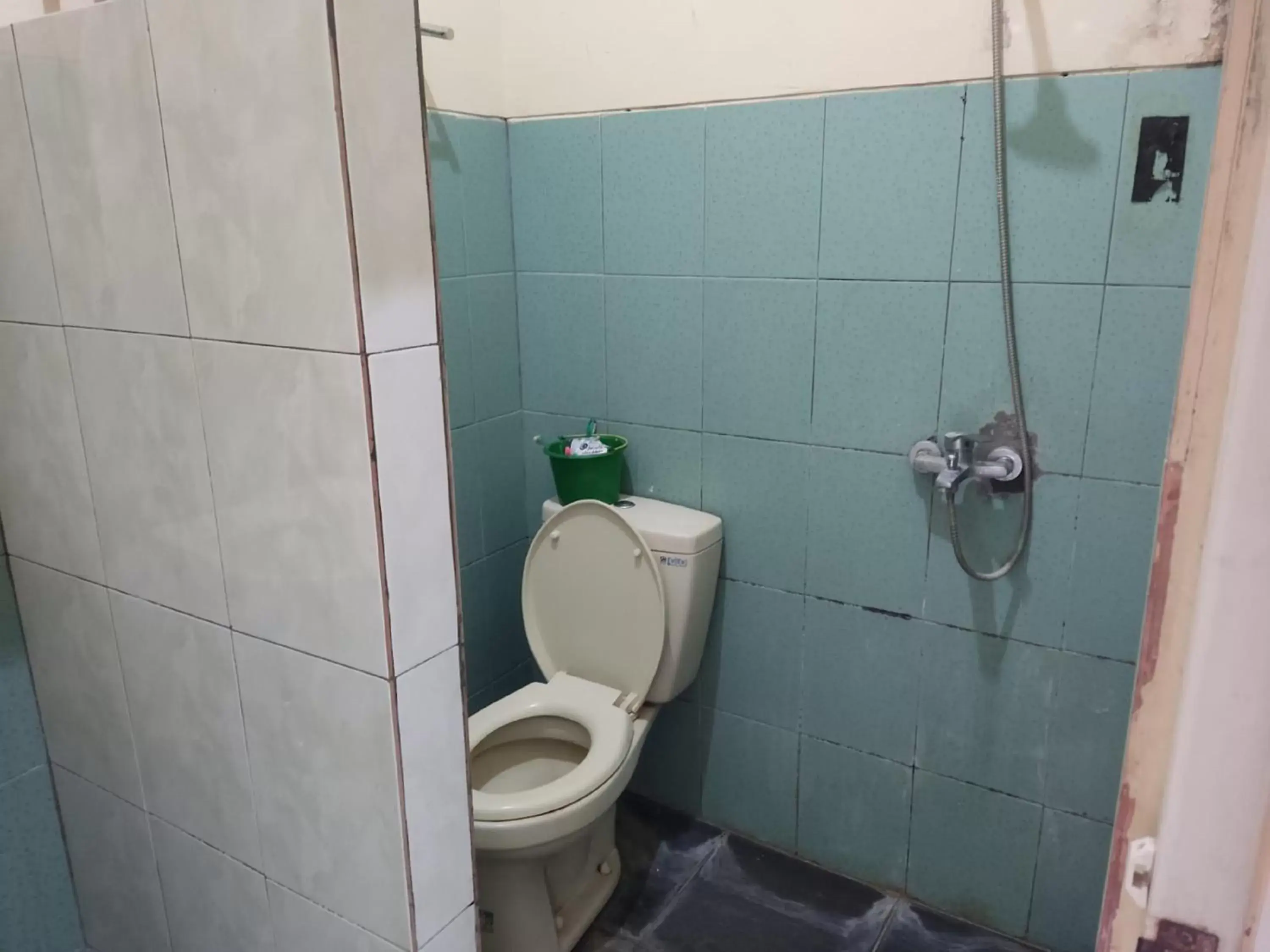 Bathroom in OYO 1340 Wisma Alamanda