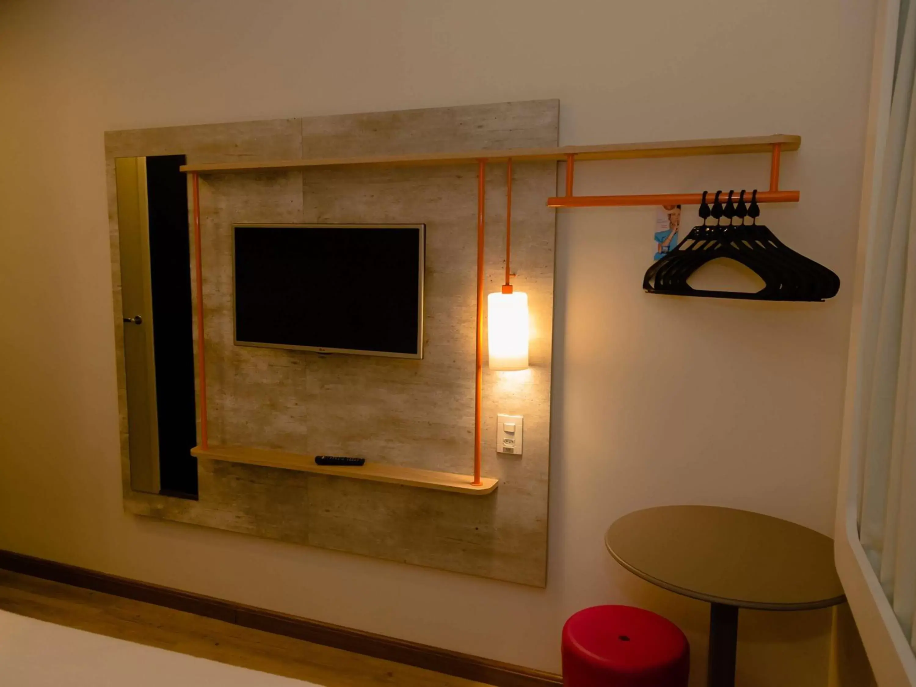 Photo of the whole room, TV/Entertainment Center in Ibis Budget Lorena - Circuito da Fé