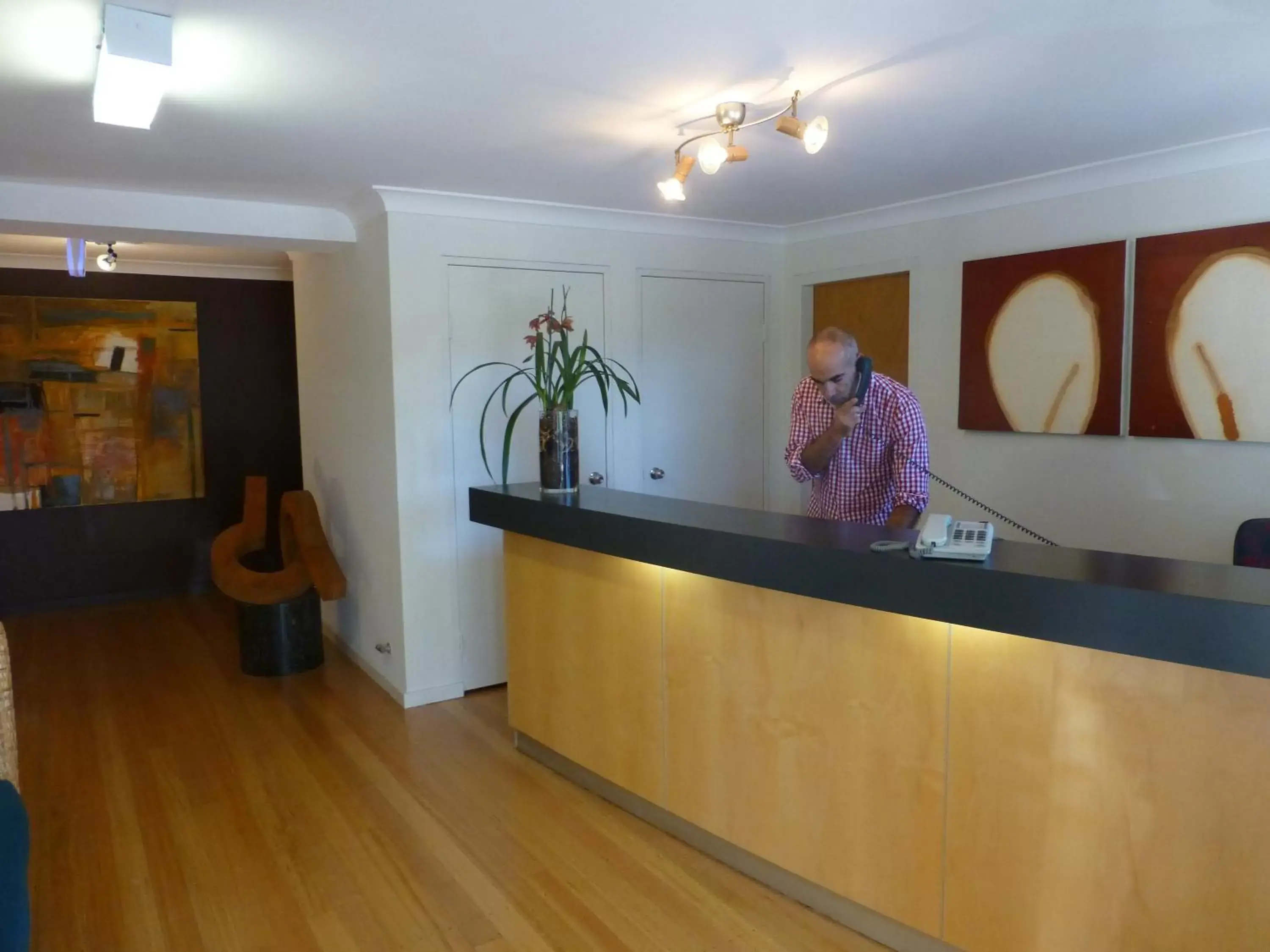 Lobby or reception in Park Ridge Retreat Lobby or reception in Park Ridge Retreat